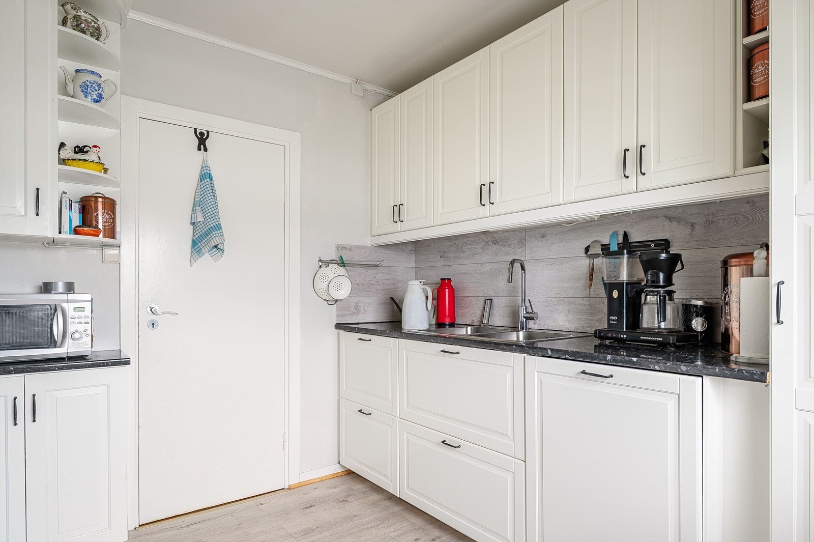 Kjøkkenet med profilerte fronter. Galleribilde