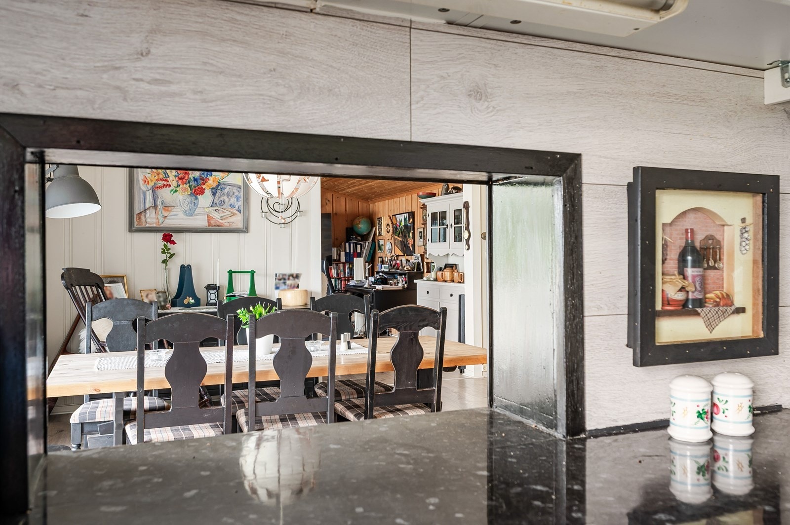 Fra kjøkkenet kan man se mot spisegruppen Galleribilde