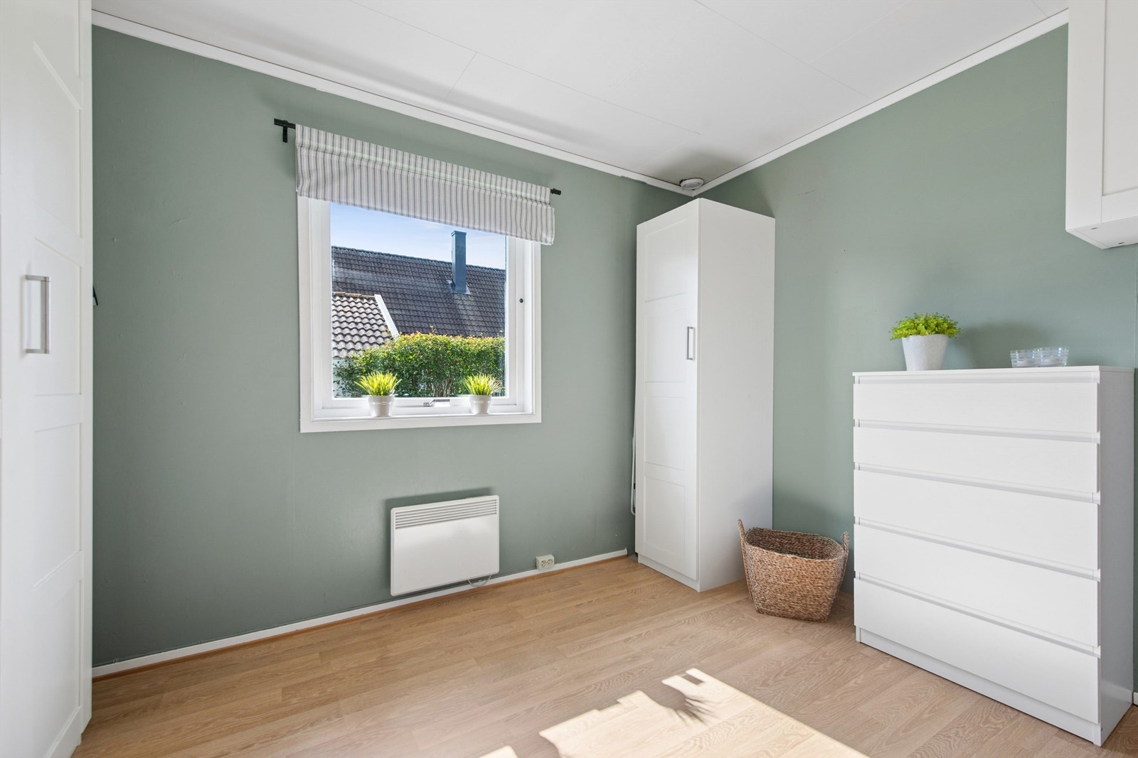 Soverommet i første etasje har rikelig med garderobeplass for god oppbevaring. Galleribilde