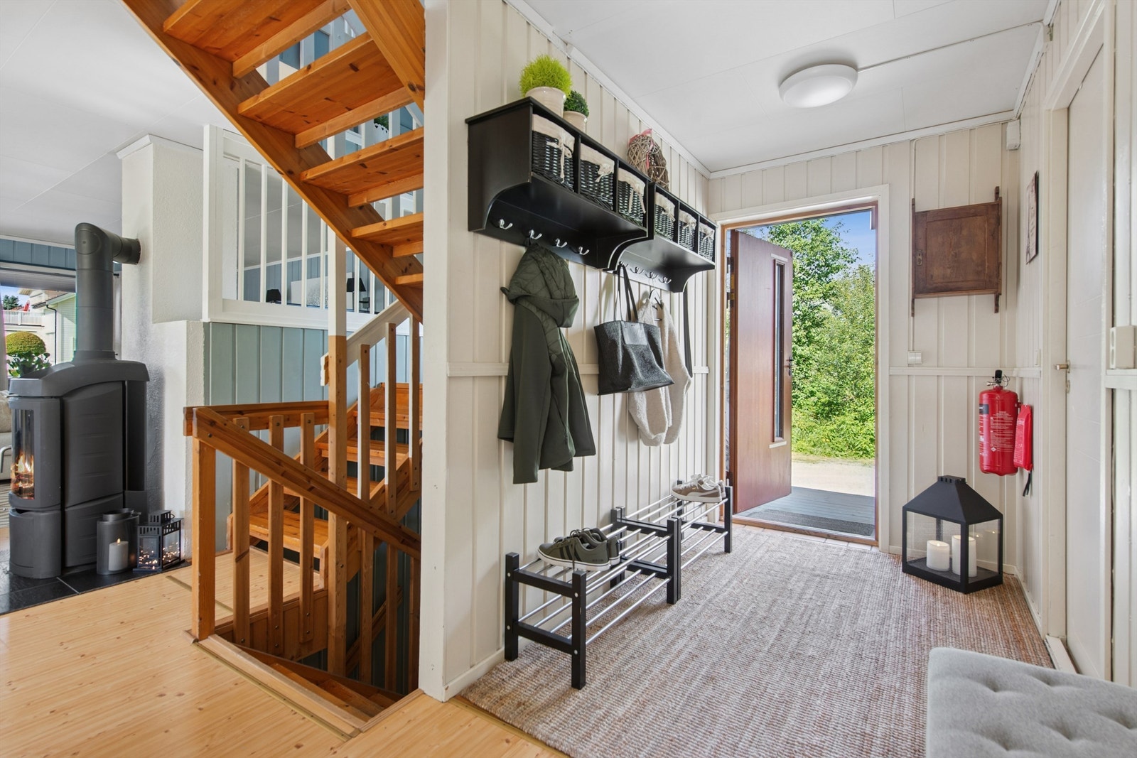 Velkommen inn! Romslig gang med plass til garderobeløsning for klær og sko. Galleribilde