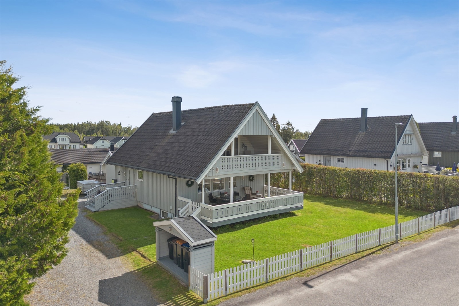 Velkommen til Øverenga 23! Innholdsrik enebolig med to terrasser, balkong og en flott, inngjerdet hage. Galleribilde