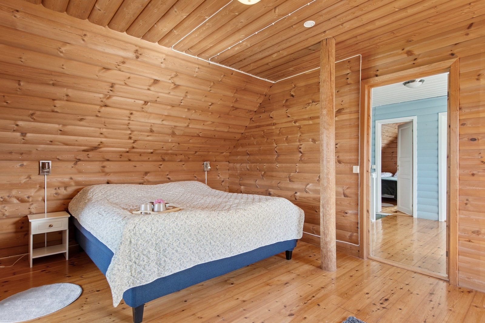 Soverom 1 i andre etasje med god plass til dobbeltseng Galleribilde