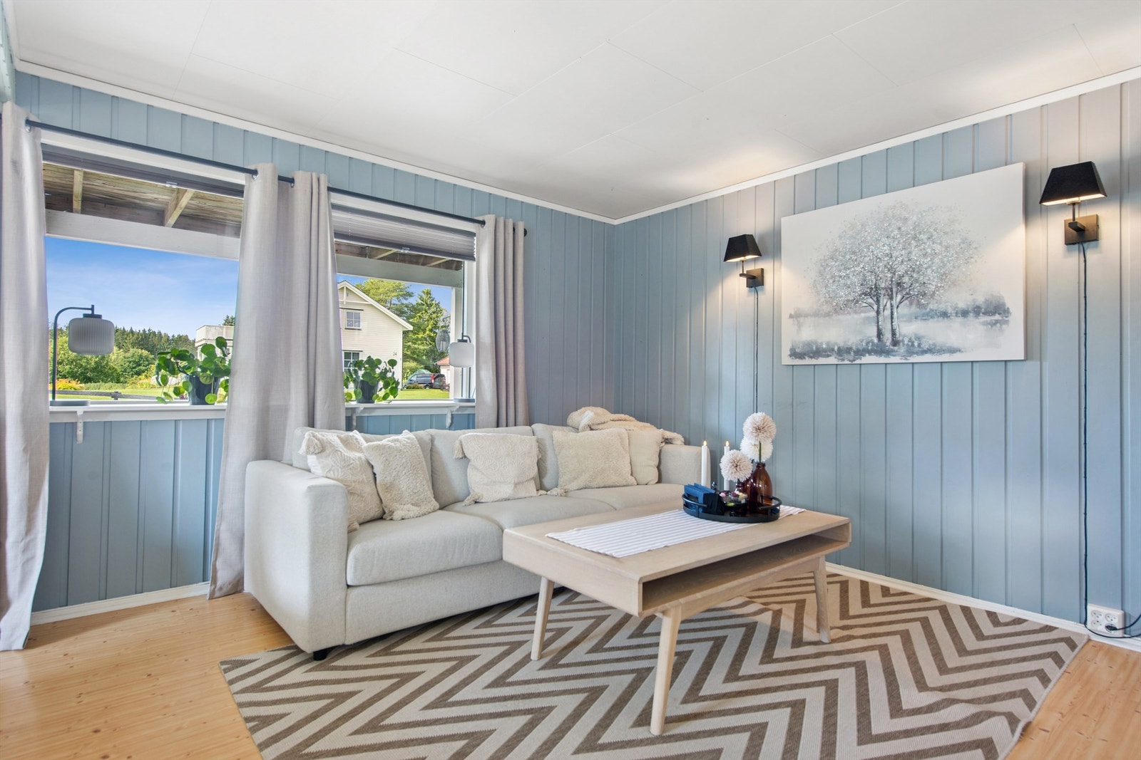 Lun og hyggelig stue i 1. etasje. Stue og kjøkken har åpen løsning og danner et sosialt "allrom" - familiens naturlige samlingssted! Galleribilde