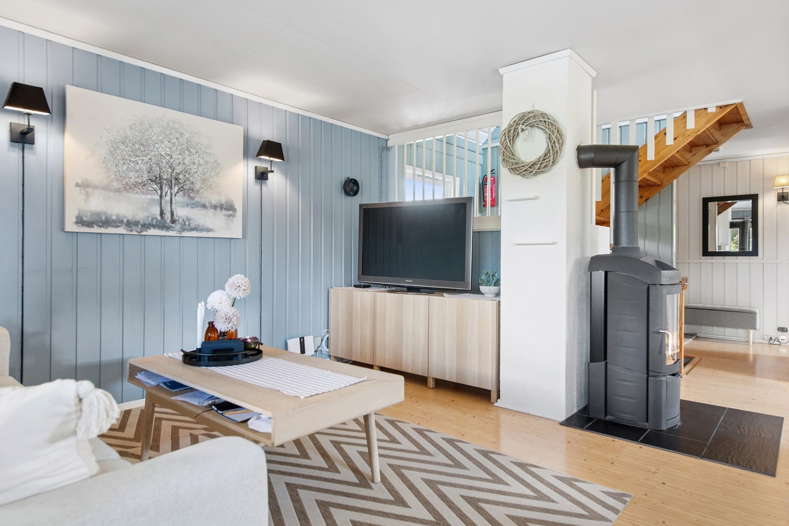 Effektiv Jøtul peisovn fra 2010 skaper varme og en koselig atmosfære. Galleribilde