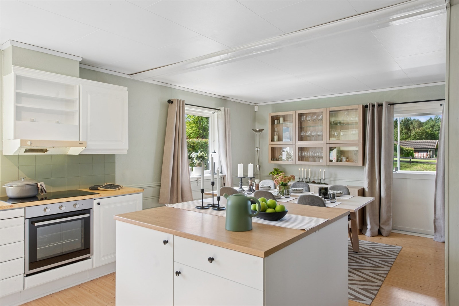 Kjøkkenet har en praktisk kjøkkenøy som gir ekstra arbeidsplass og oppbevaring. Galleribilde