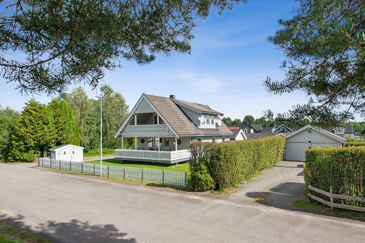 Boligen ligger rolig og tilbaketrukket til i et familievennlig nabolag på Slemsrudfeltet i Øvre Vang. Galleribilde