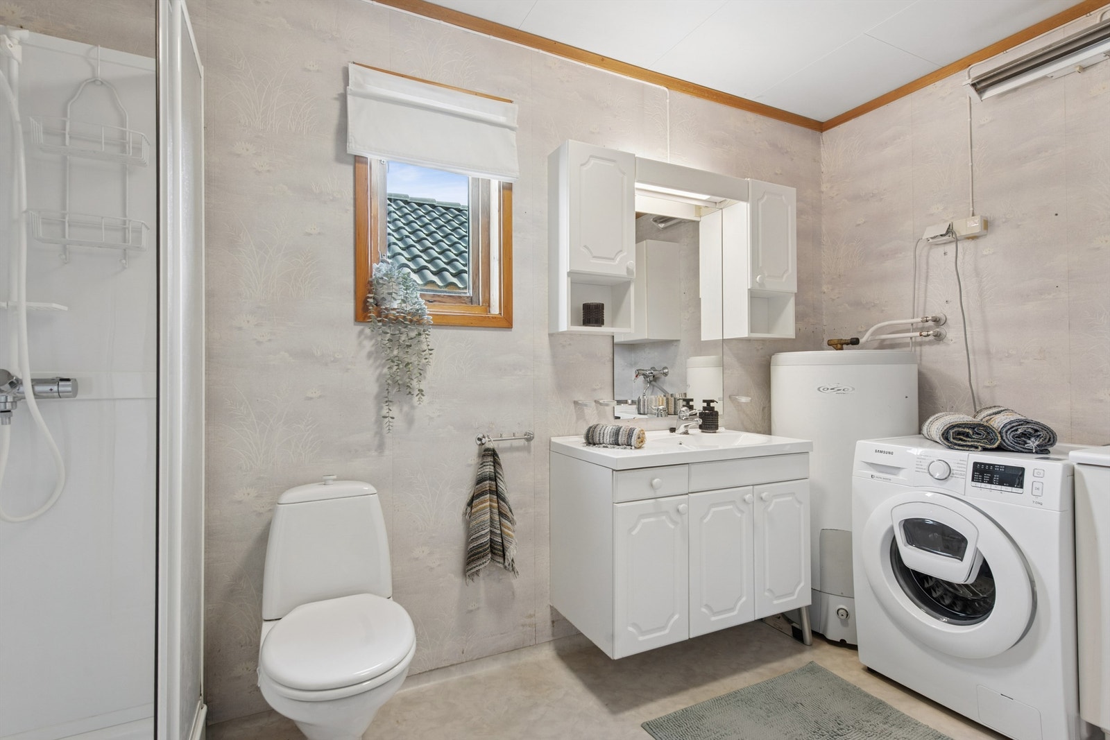 Bad/vaskerom i 1. etasje har eldre standard. Belegg på gulv og baderomsplater på veggene. Galleribilde