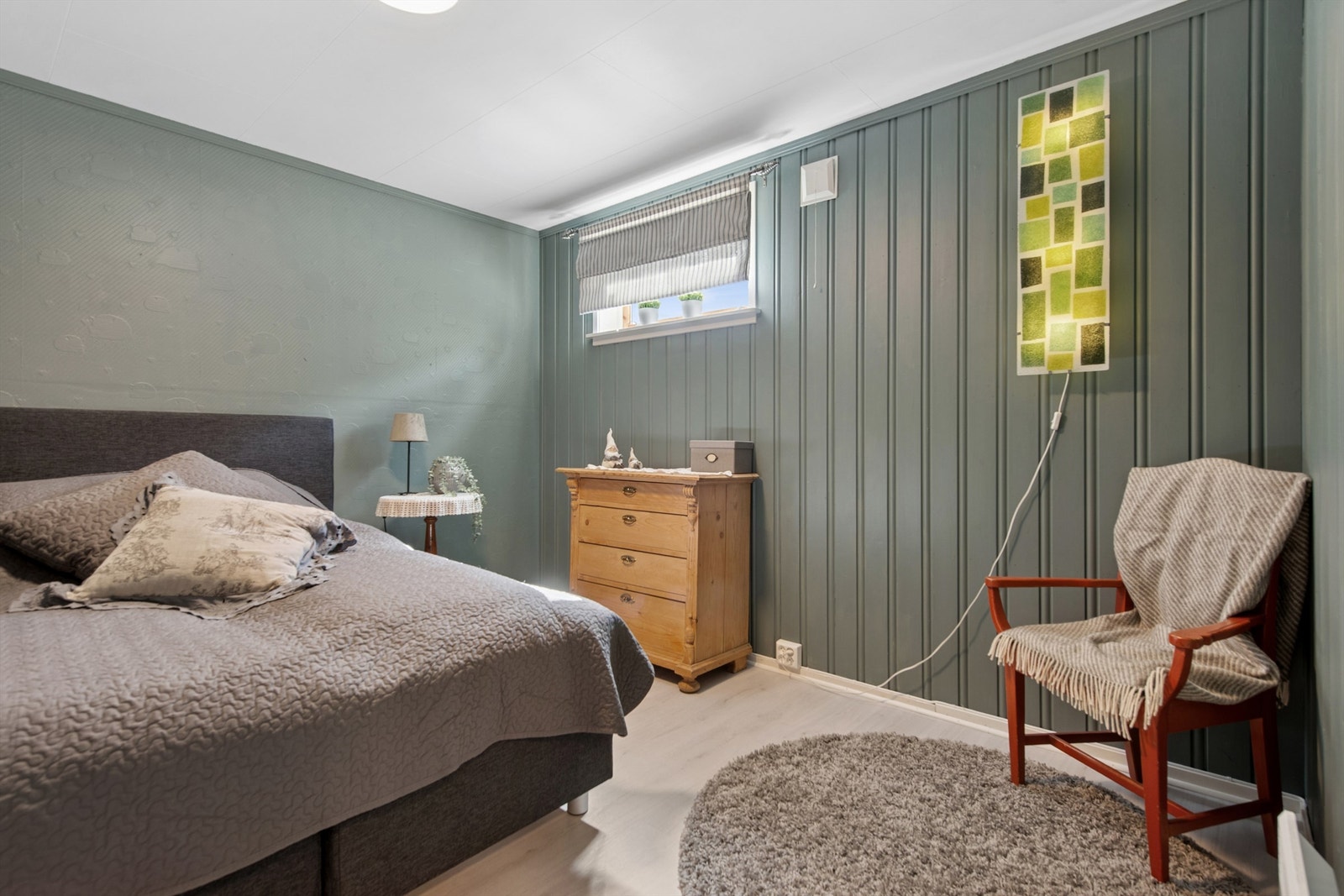 Innredet rom i kjeller som i dag benyttes som soverom. Rommet er ikke omsøkt og er ikke godkjent for varig opphold Galleribilde