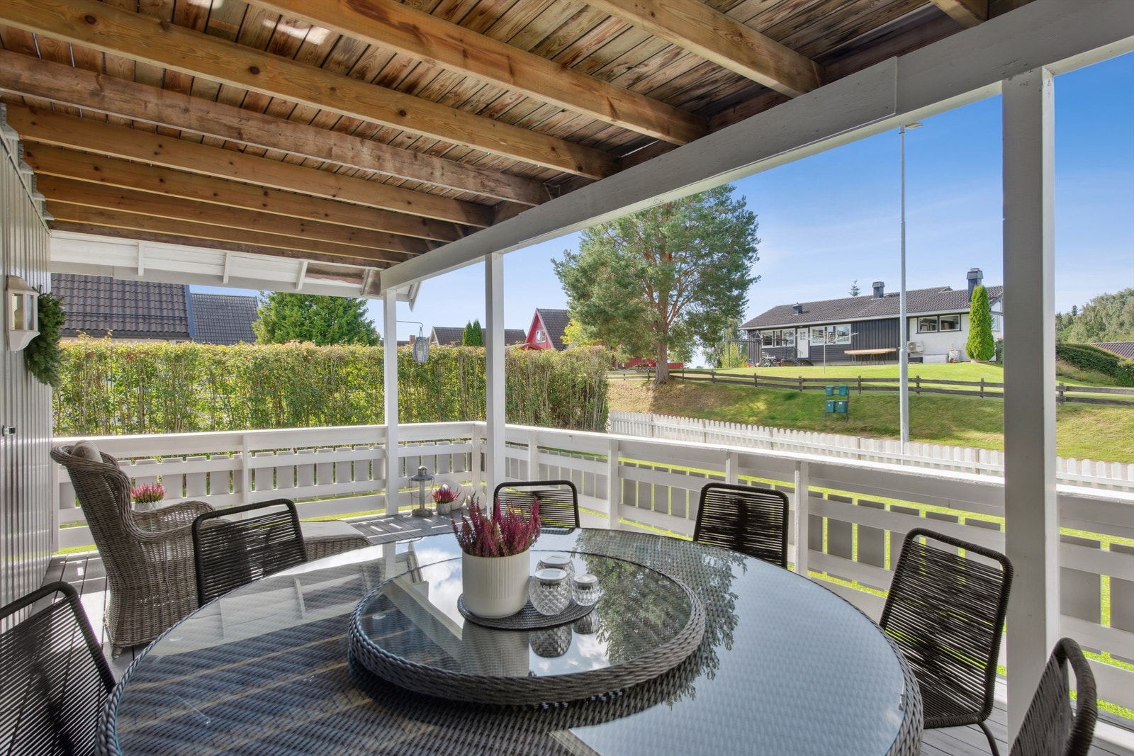 Nyt hyggelige stunder utendørs, skjermet under takoverbygget på terrassen. Galleribilde