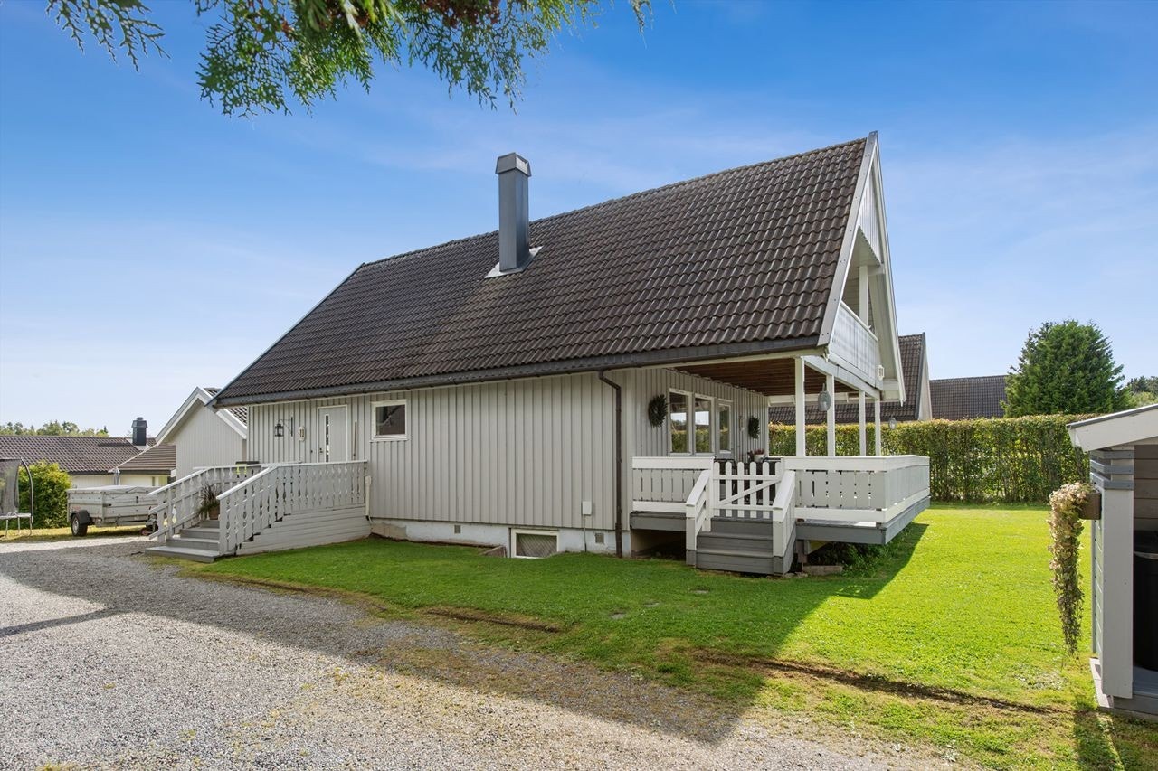 Praktisk adkomst via et overbygget inngangsparti og god plass til parkering på tomten. Galleribilde