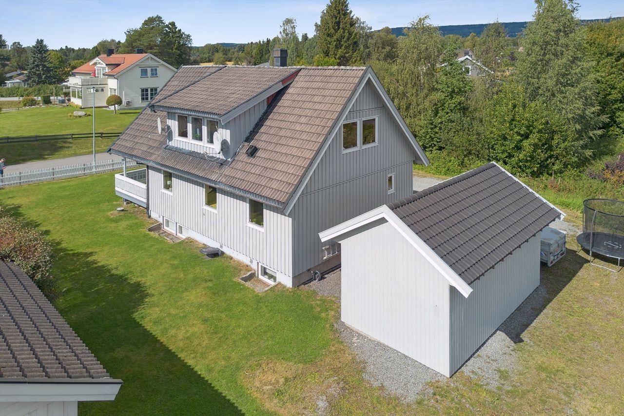 Eiendommen inkluderer en romslig, frittstående bod på 19m² bygget i 2015. Galleribilde