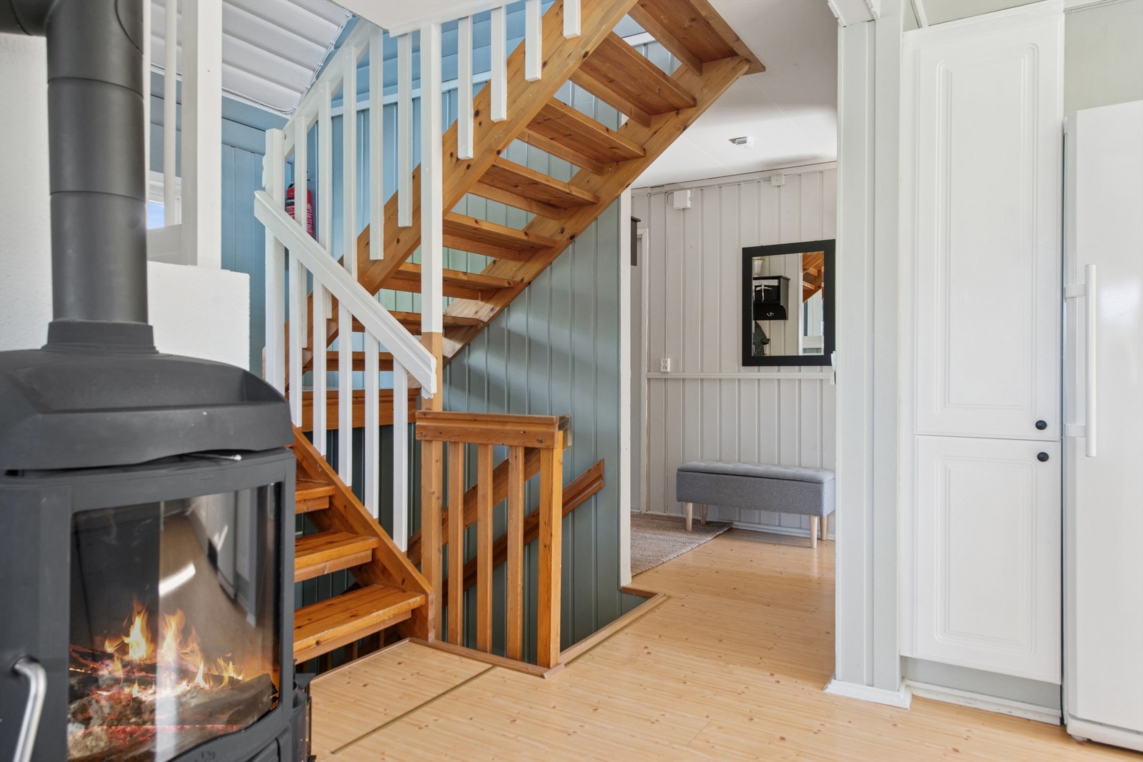 I gangen ligger også trappen som knytter etasjene naturlig sammen. Galleribilde