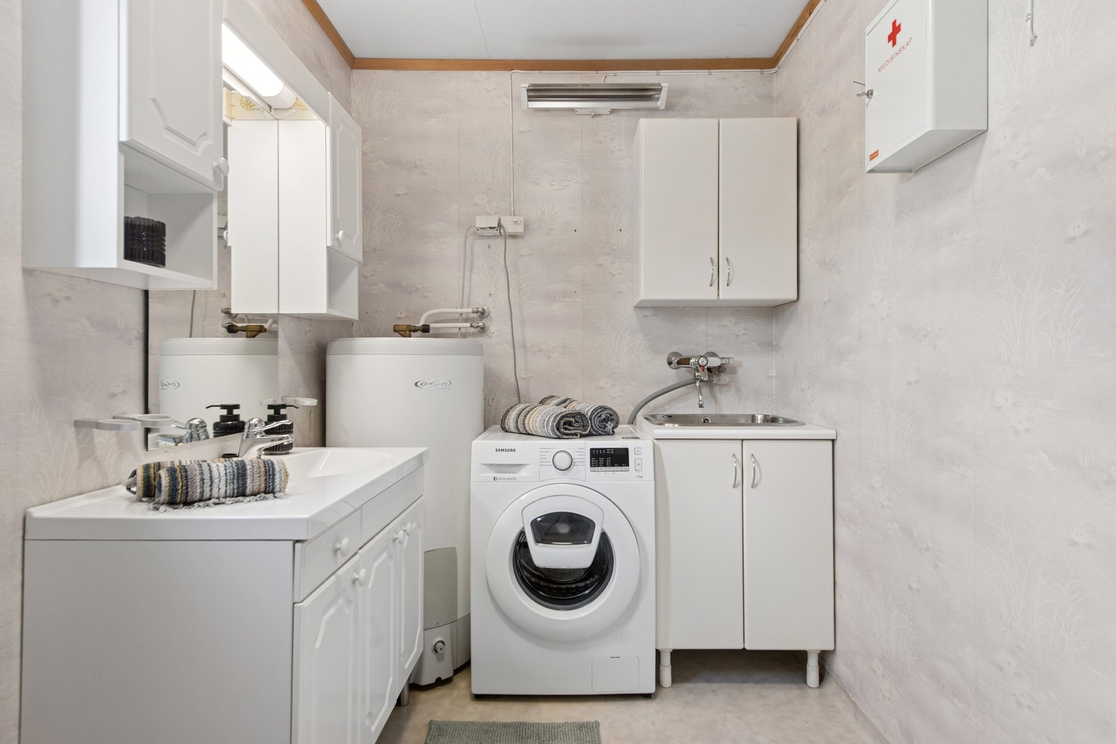 Bad i 1. etasje har også separat innredning med nedfelt stålkum og opplegg for vaskemaskin. Galleribilde