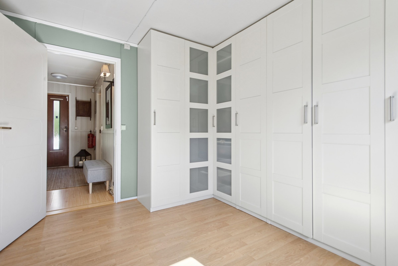 Soverom i første etasje med praktisk garderobeløsning Galleribilde