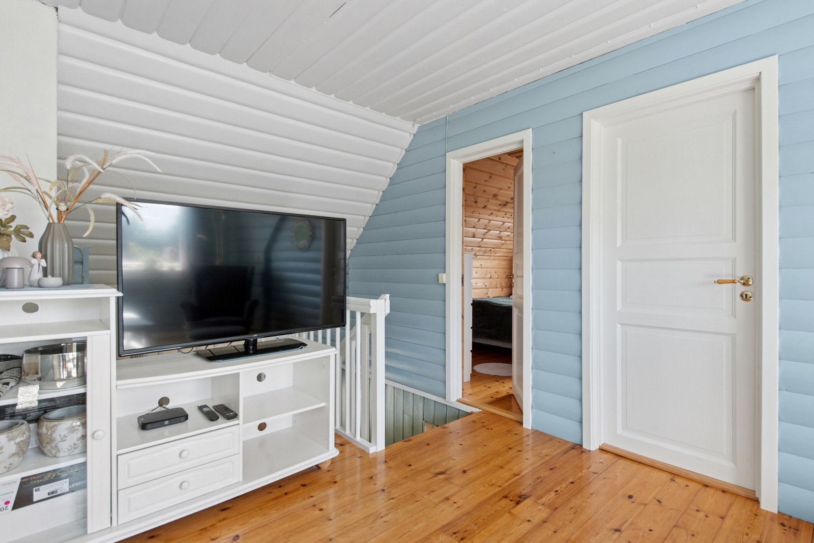 Loftstuen gir ekstra plass og fleksibilitet for familien, med tilgang til tre soverom. Galleribilde