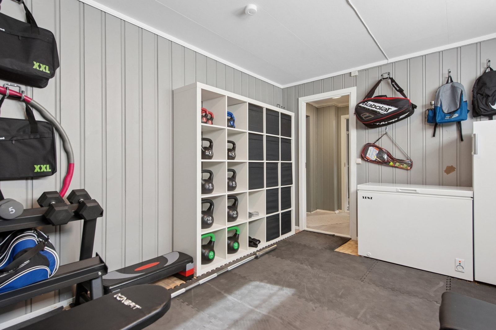 Disponibelt rom i kjelleren med panelvegger, i dag benyttet som trimrom. Rommet er ikke godkjent for varig opphold. Galleribilde