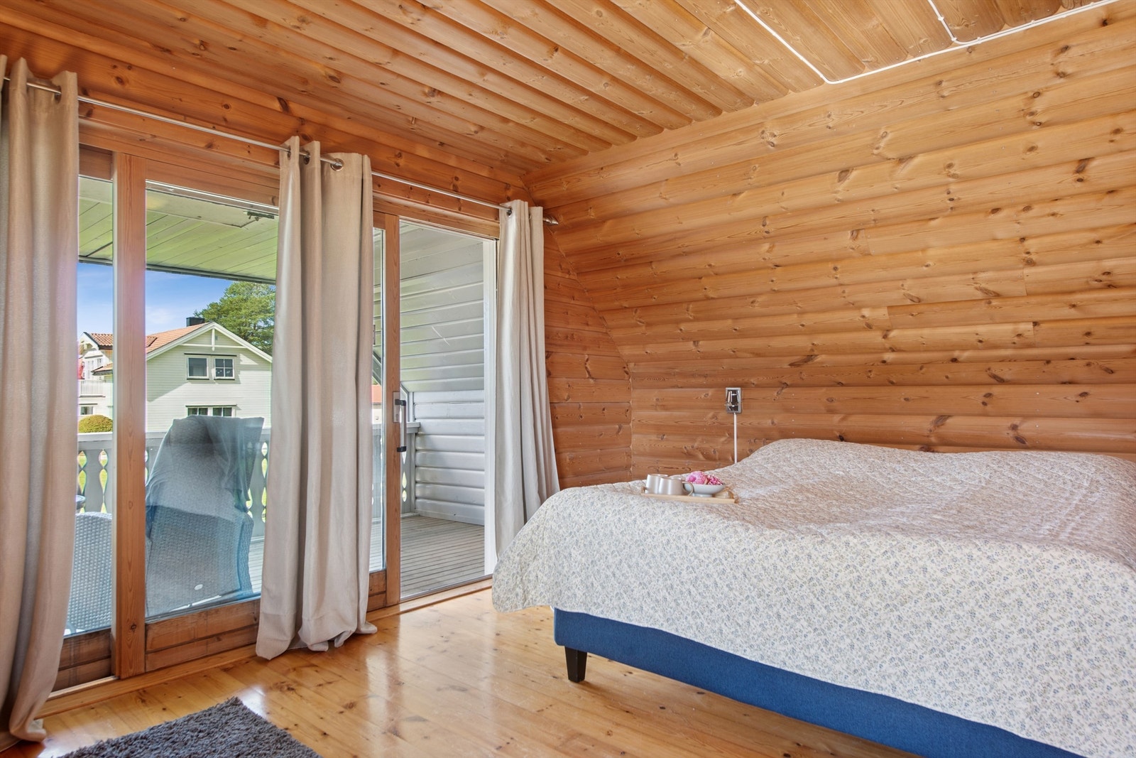 Soverom 1 i andre etasje har utgang til en stor overbygget balkong. Galleribilde