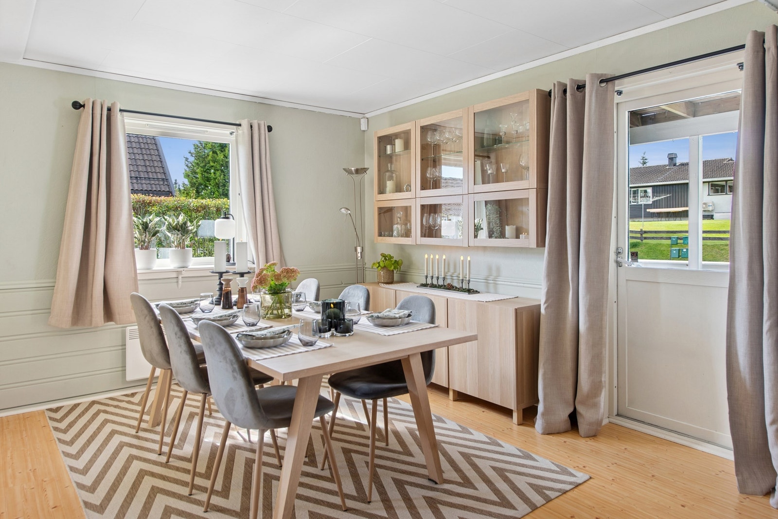 God plass til en stor spisegruppe for hyggelige sammenkomster med familie og venner. Galleribilde