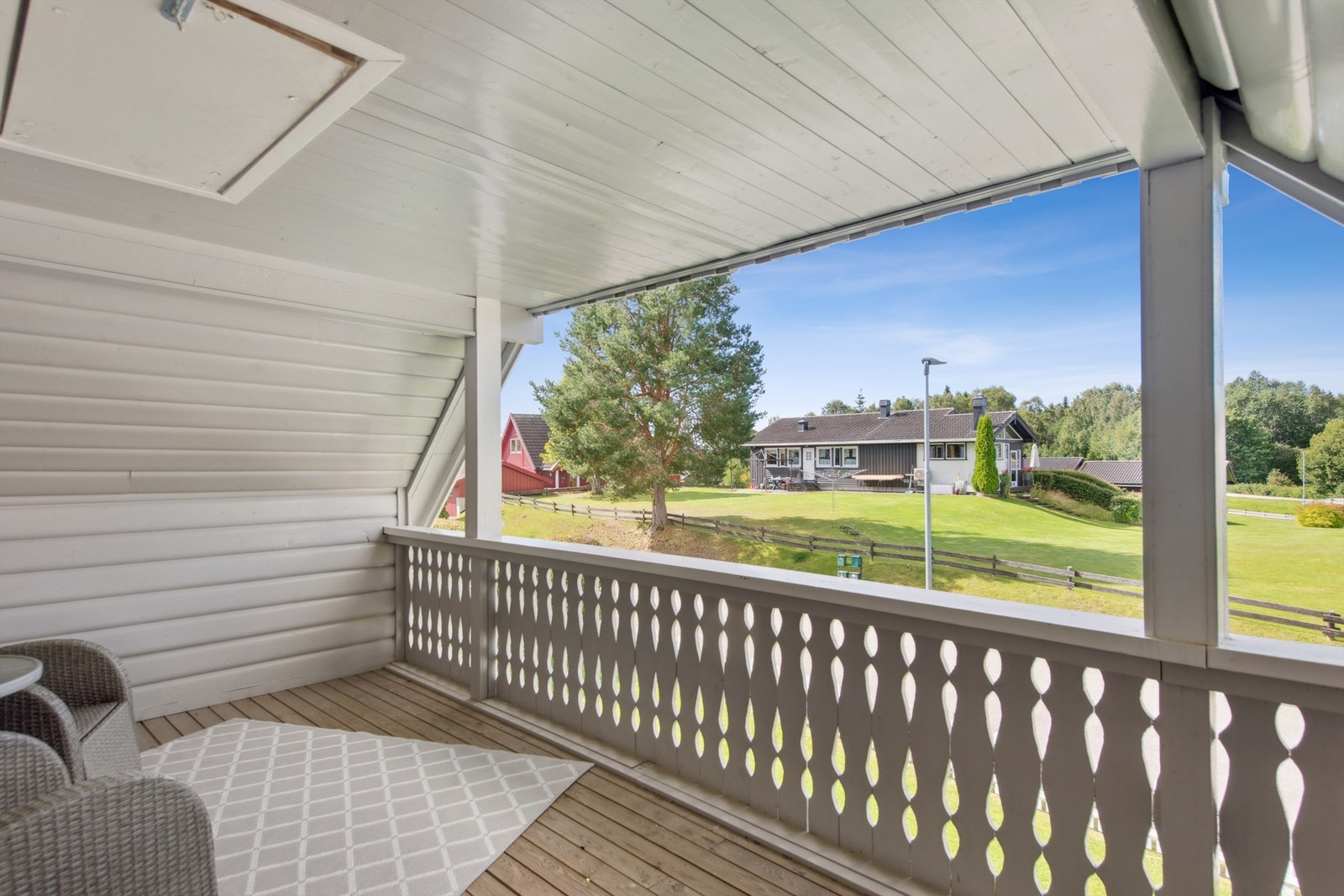 Overbygget balkong i boligens 2. etasje på 13m² gir en fin privat uteplass. Galleribilde