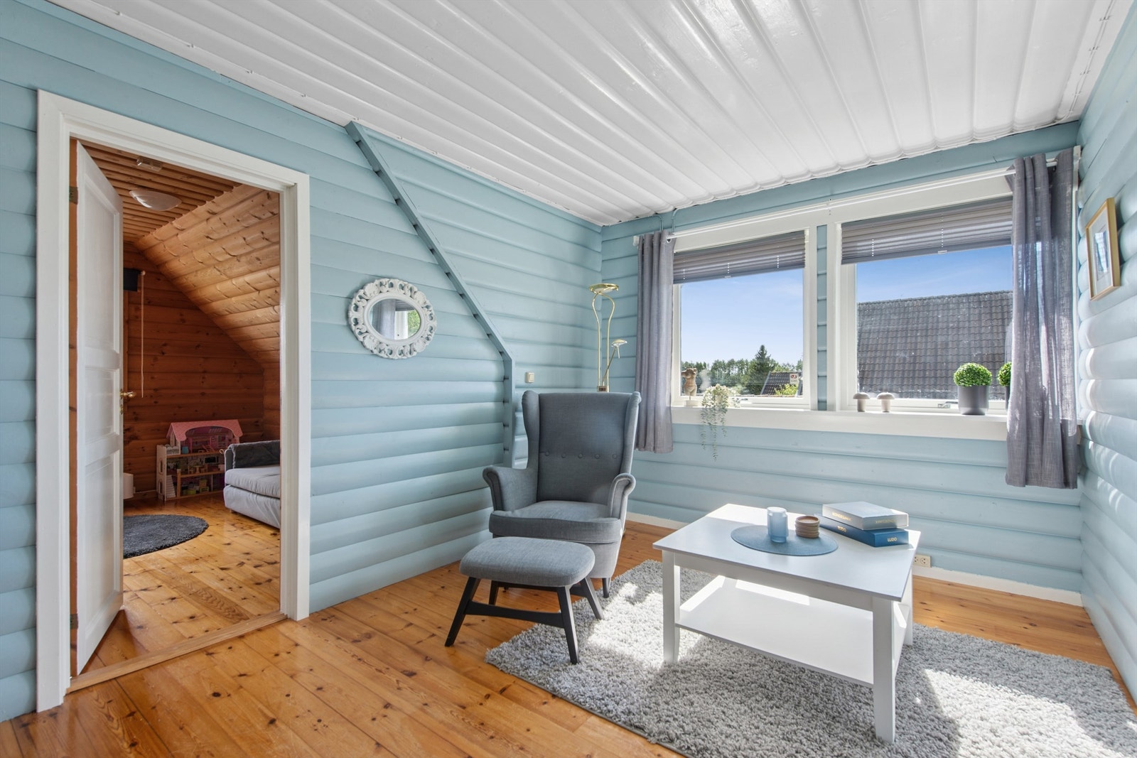 En lys og trivelig stue i andre etasje - ideell som TV-stue eller lekerom. Galleribilde