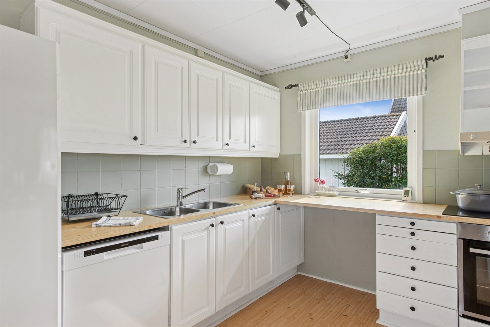 Eldre klassisk innredning fra Norema med profilerte fronter og laminerte benkeplater. Galleribilde