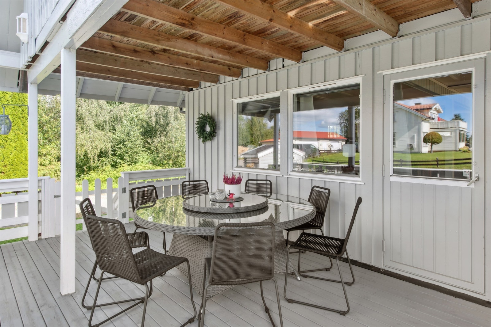 Den romslige terrassen på 27m² er delvis overbygget, perfekt for utendørs måltider. Galleribilde