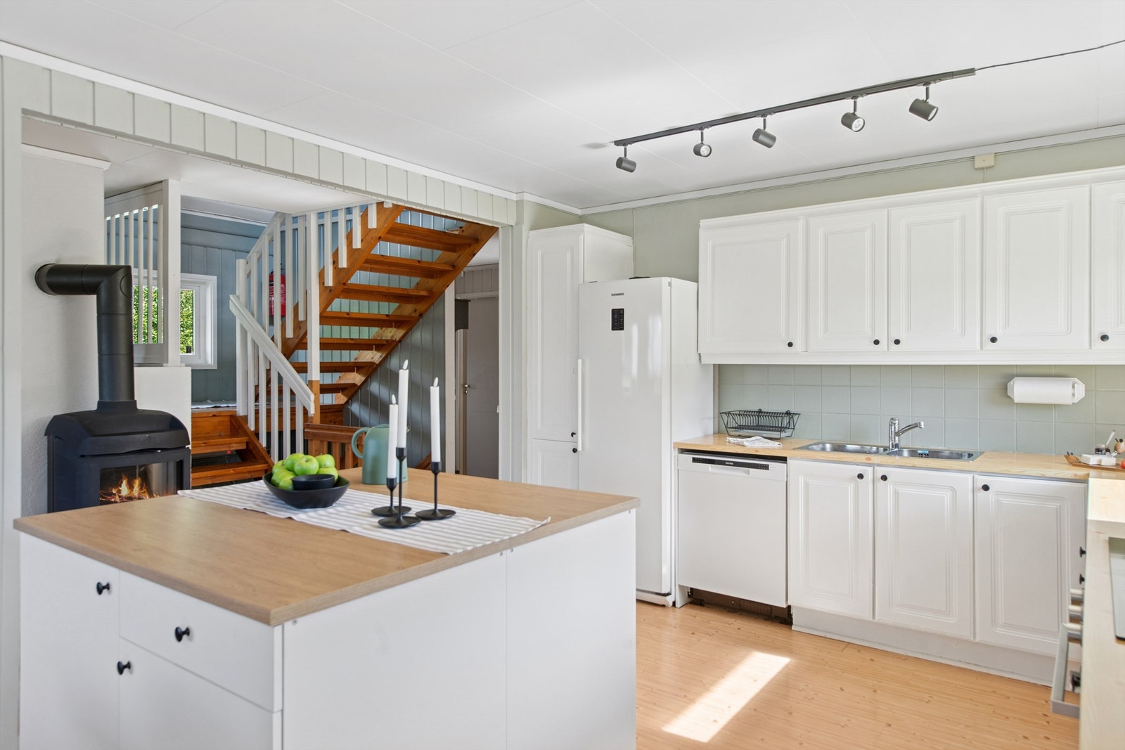 Åpen løsning mellom kjøkken og spisestue skaper en sosial og innbydende sone. Galleribilde