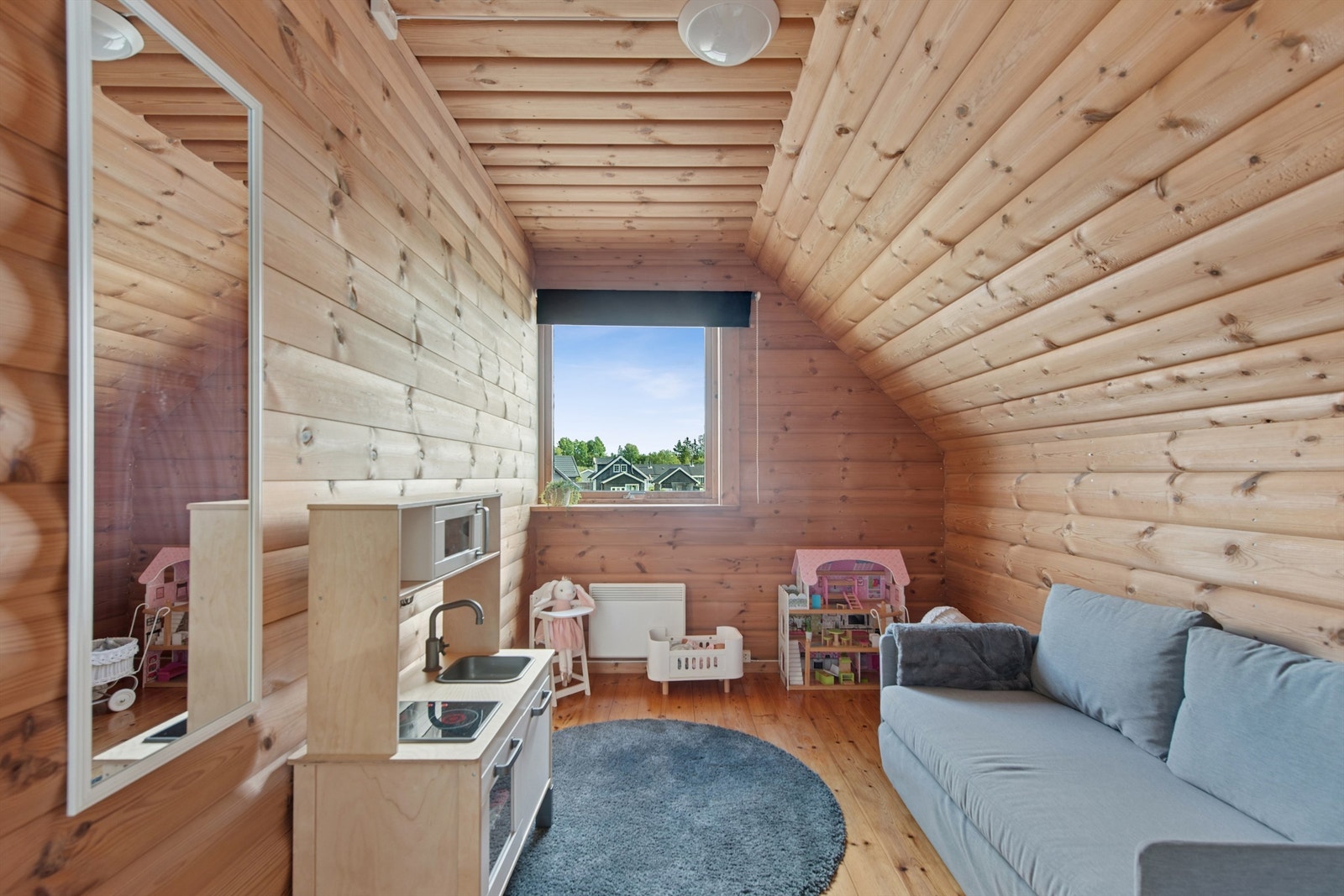 Soverom 2 i andre etasje med sjarmerende panelvegger og heltre gulv. Galleribilde