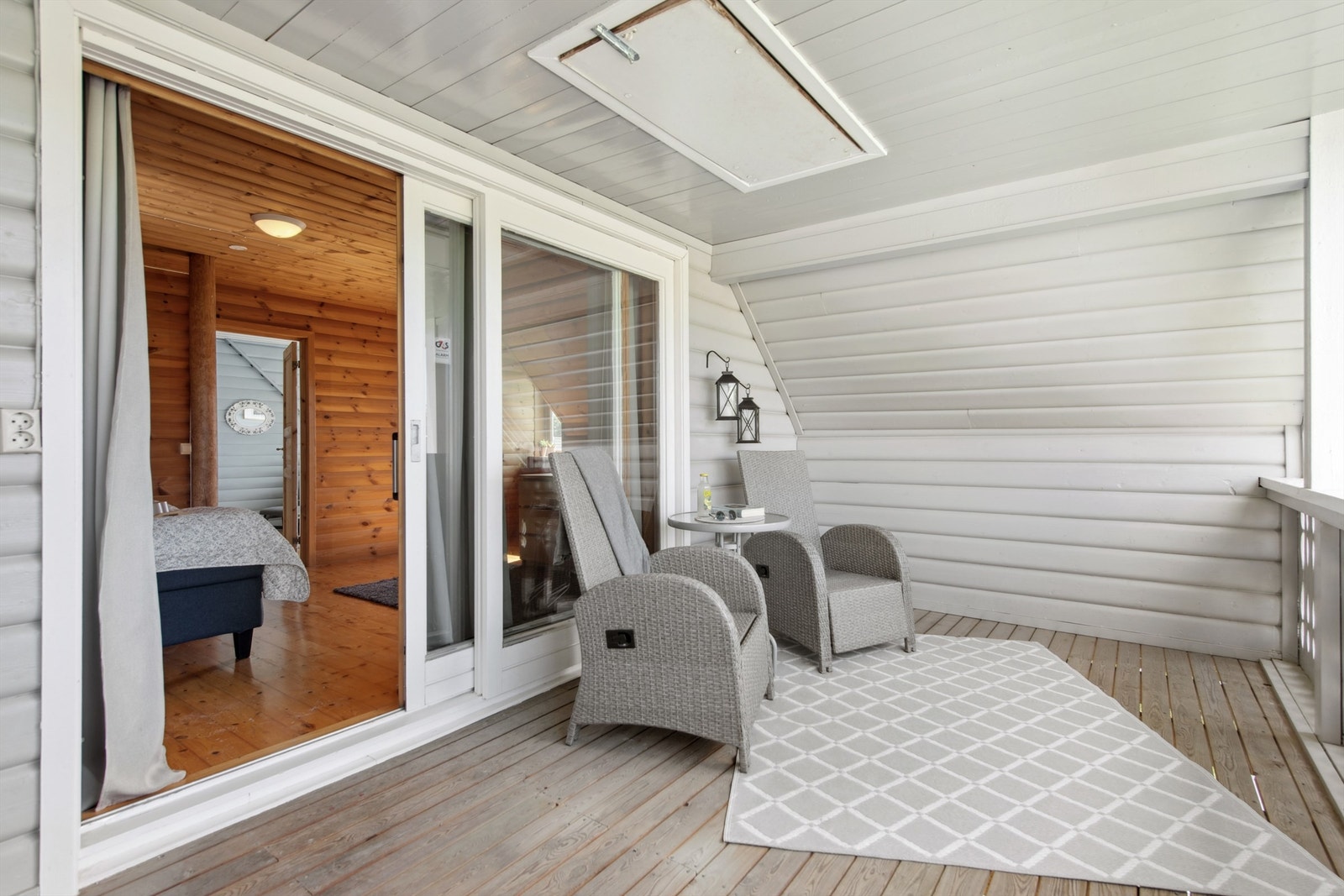 Direkte utgang til balkongen fra et av soverommene i andre etasje. Et eget uterom hvor utelivet kan nytes uavhengig av vær og vind. Galleribilde