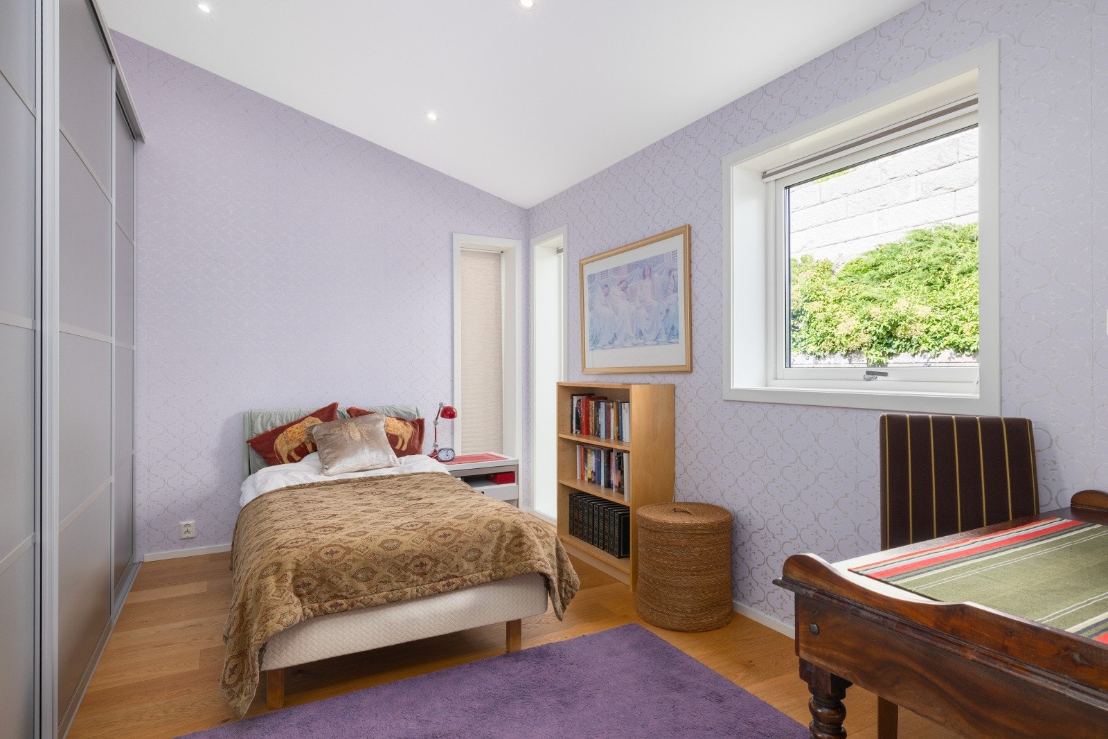 Soverom 2 er også av god størrelse! Alle soverommene har ekstra god takhøyde, som gir en luftig og bedre romfølelse. Galleribilde