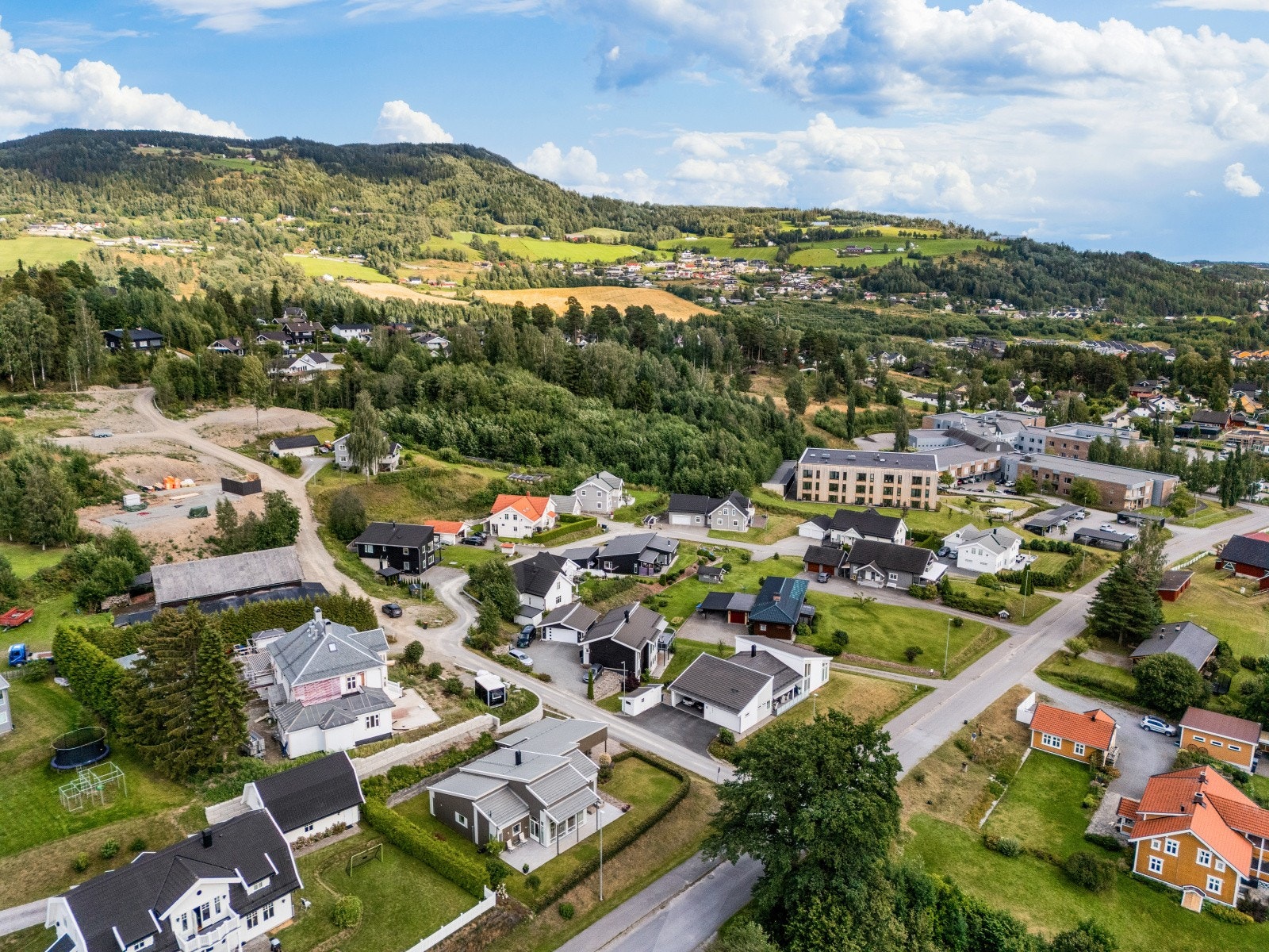 Rolig og barnevennlig beliggenhet med lite trafikk, samt kort gangavstand til både barnehage og barneskole. Nærmeste dagligvareforretning ligger ca. 900 meter fra hjemmet og har PostNord. Galleribilde