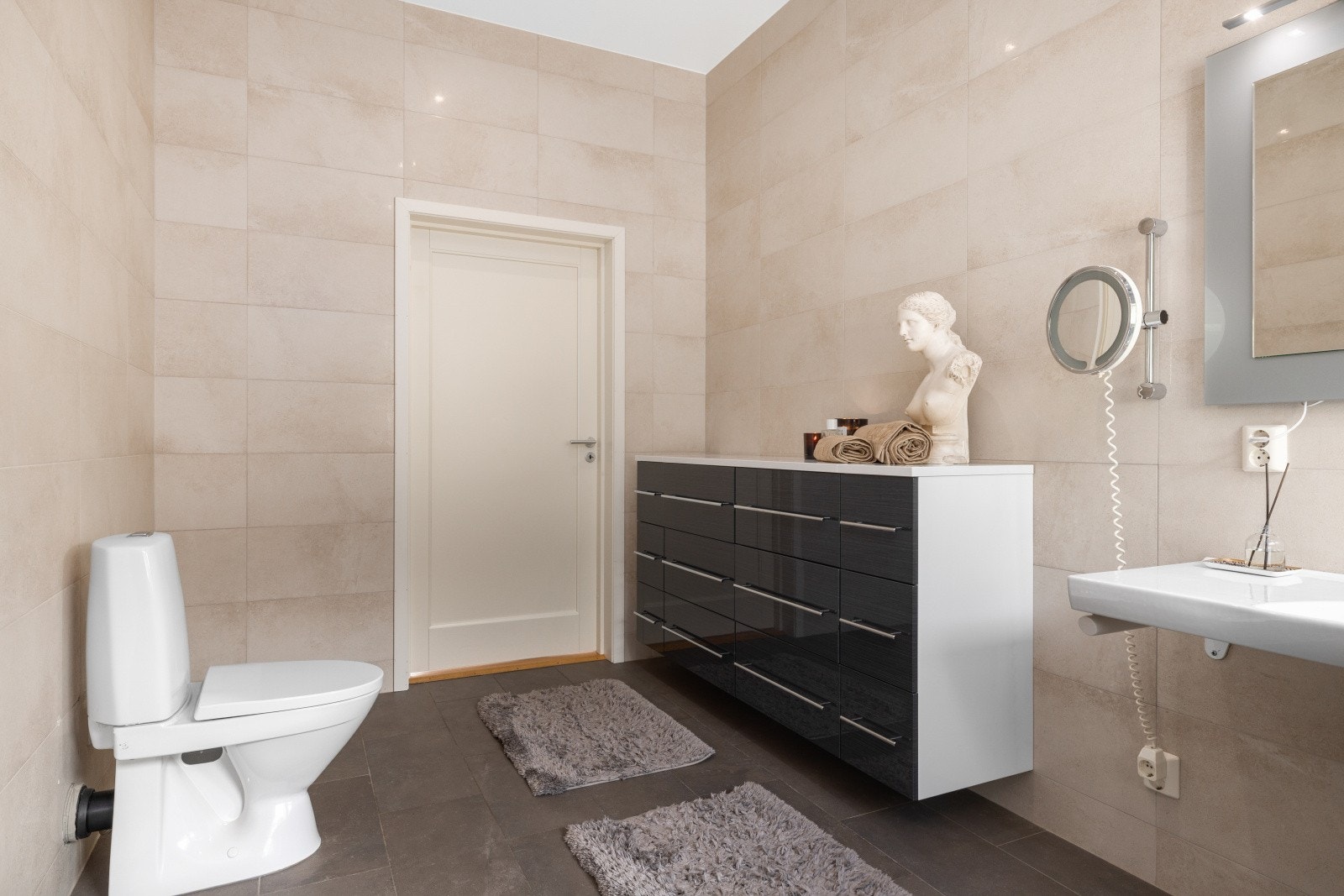 Baderommet har delikate fliser på gulv og vegger, vannbåren gulvvarme, downlights i himlingen og balansert ventilasjon. Galleribilde