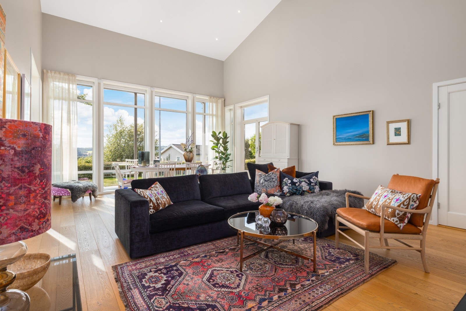 Det flotte lyset kombinert med fantastisk takhøyde, gir en unik romfølelse som ikke kan beskrives - dette rommet bør oppleves! Galleribilde