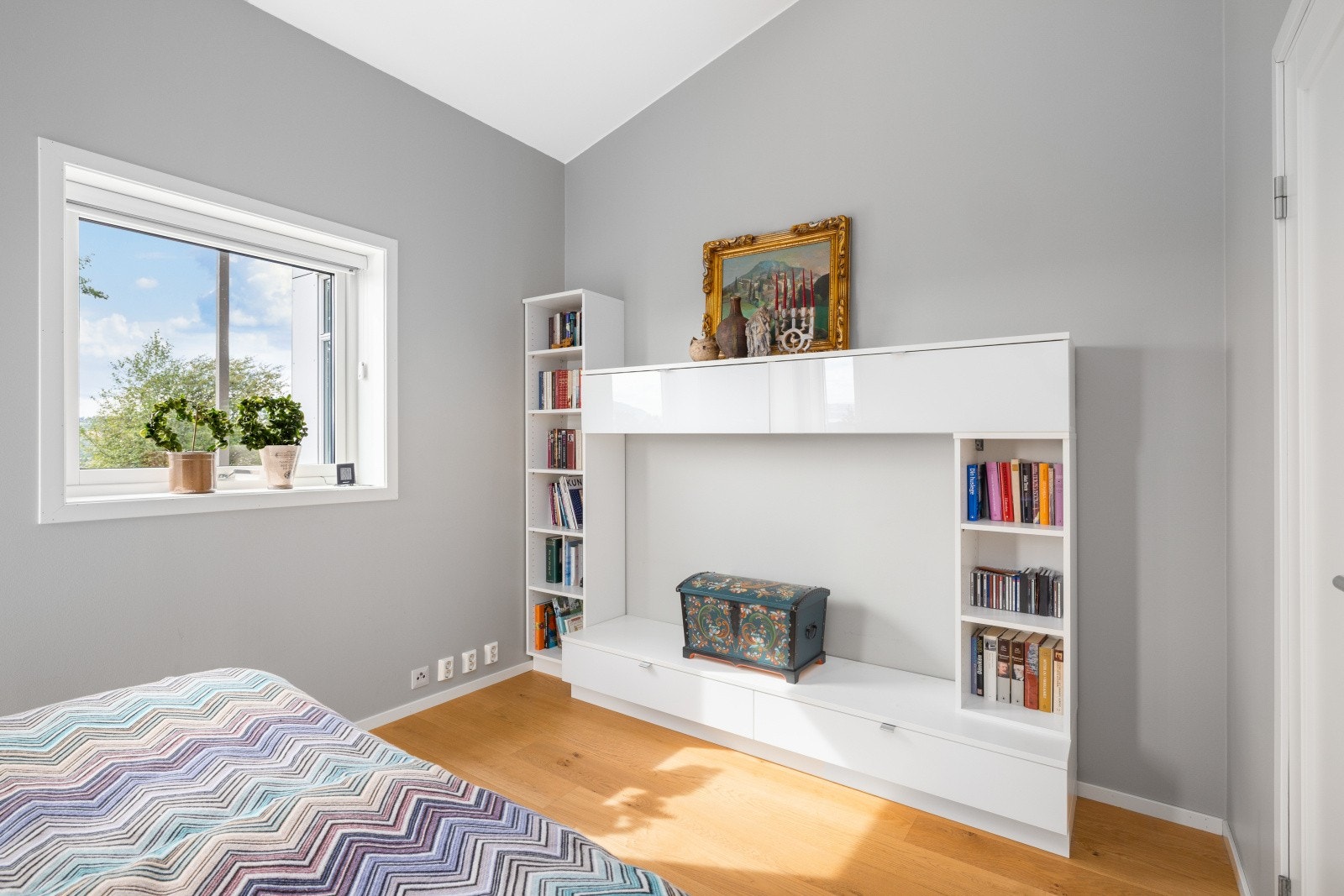 Boligen holder en gjennomgående god og moderne standard med pen enstavs parkett på gulv, glatte malte overflater og skjult elektrisk anlegg. Galleribilde