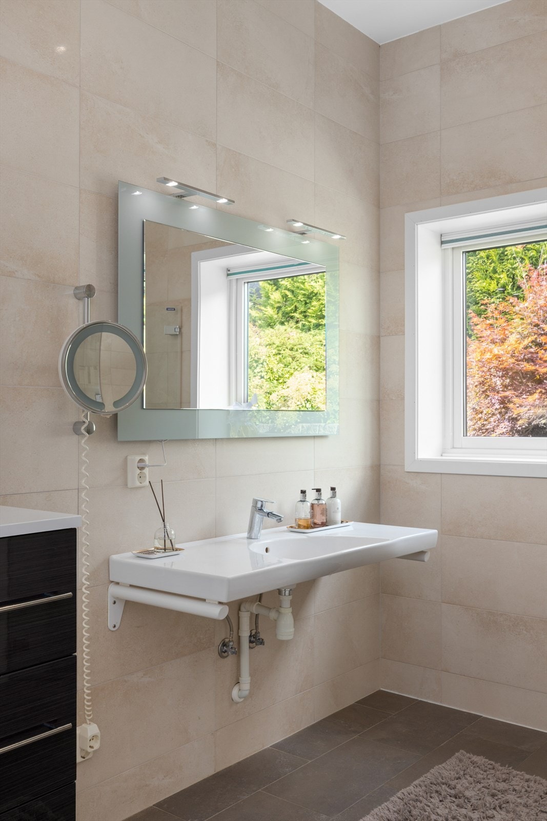 Boligen har et lyst og delikat flislagt baderom fra byggeåret 2011. Baderommet har et vindu som slipper inn deilig dagslys. Galleribilde
