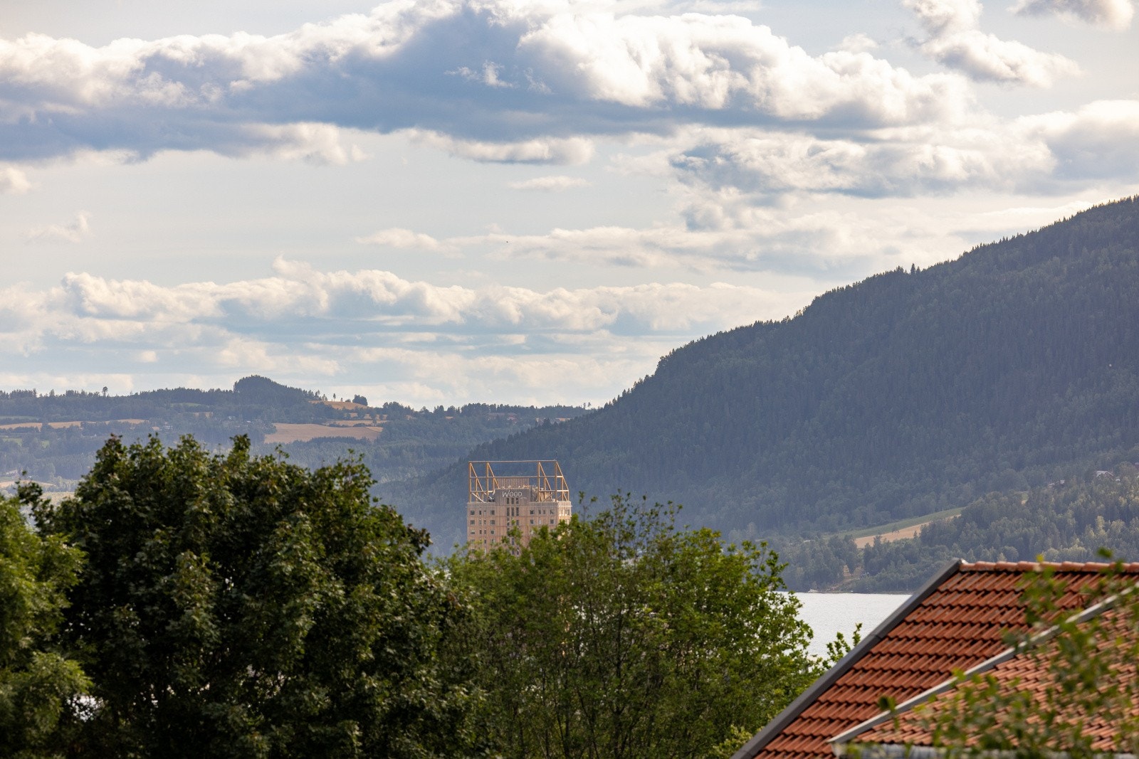 Her bor du høyt, fritt og fint til, på en vestvendt hjørnetomt, med gode solforhold og flott utsikt! Galleribilde