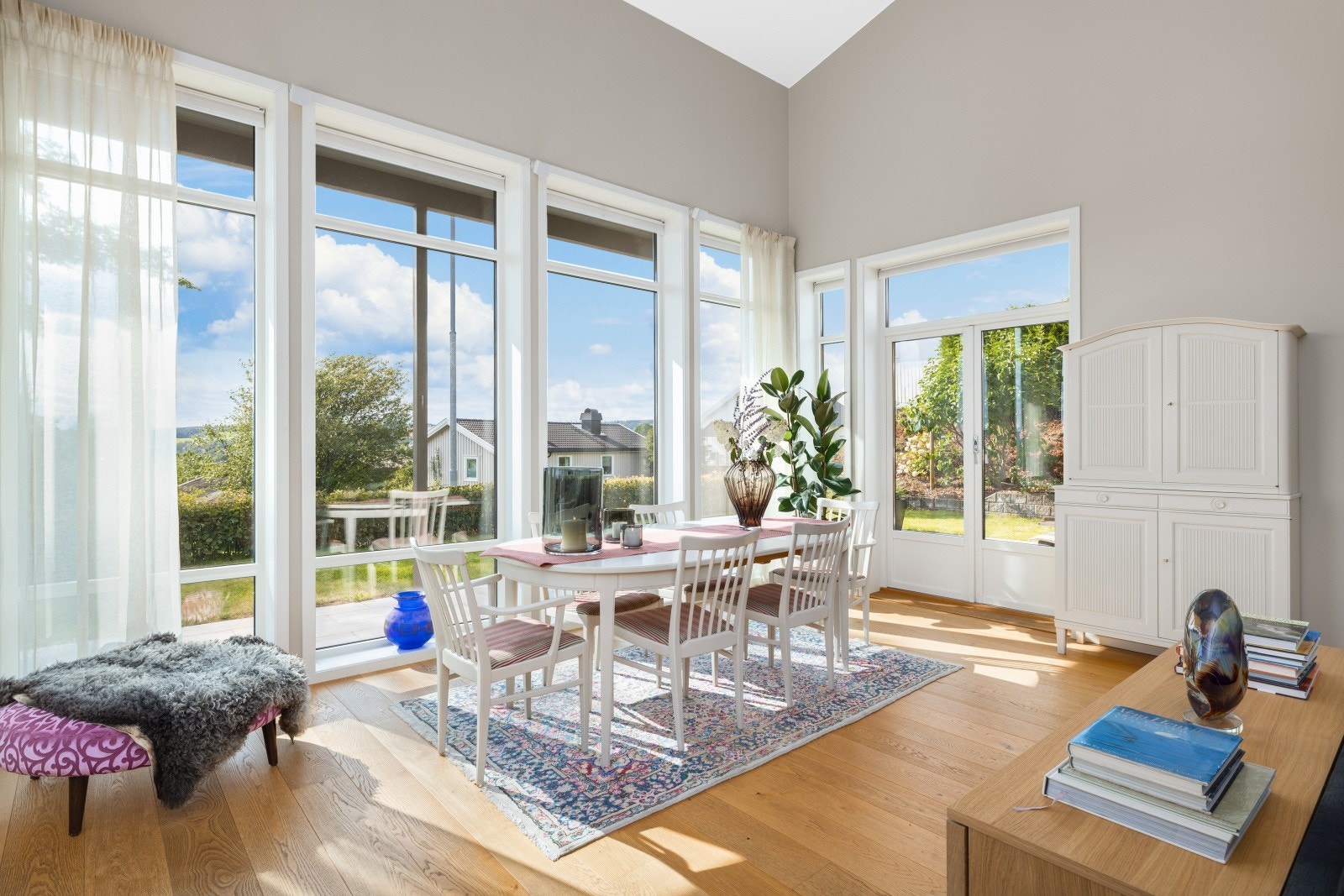 De store vindusflatene slipper inn rikelig med naturlig lys fra tre ulike himmelretninger. Galleribilde