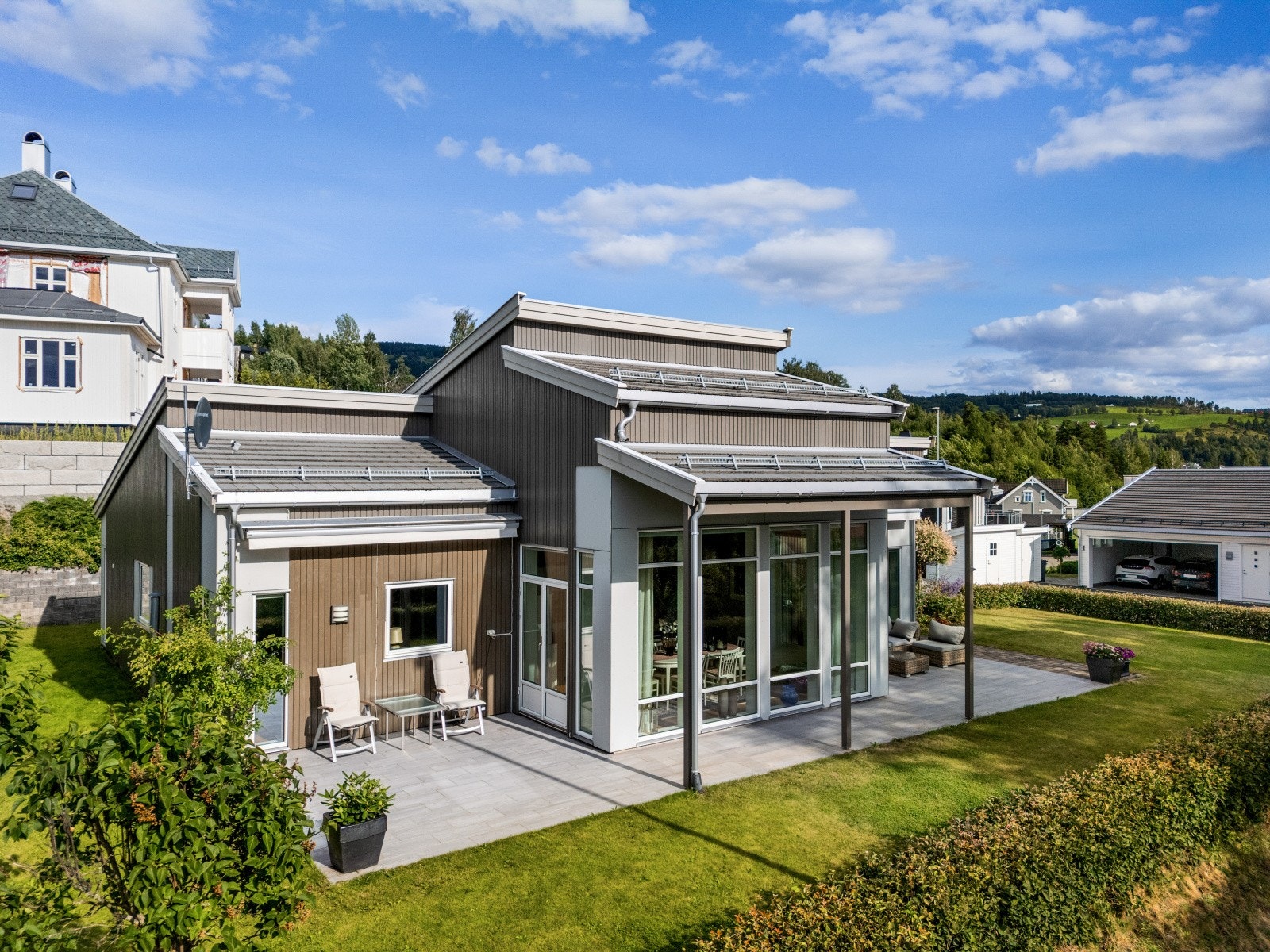 Velkommen til Børkevegen 17! Boligen ligger høyt, fritt og fint til på en vestvendt hjørnetomt med gode solforhold og flott utsikt. Fotograf: Martin Nilsen. Galleribilde