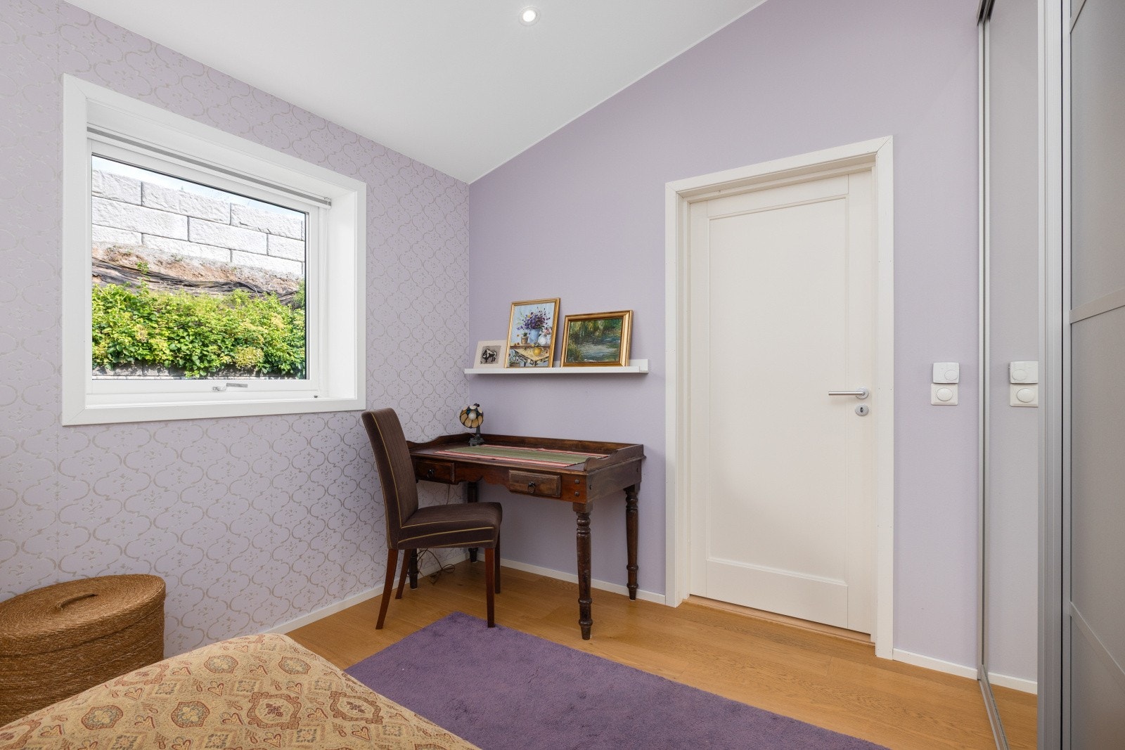 Soverom 2 har god plass til dobbeltseng med tilhørende nattbord, samt en kontorpult eller kommoder. Rikelig med oppbevaringsplass i stor skyvedørsgarderobe langs hele den ene veggen. Galleribilde