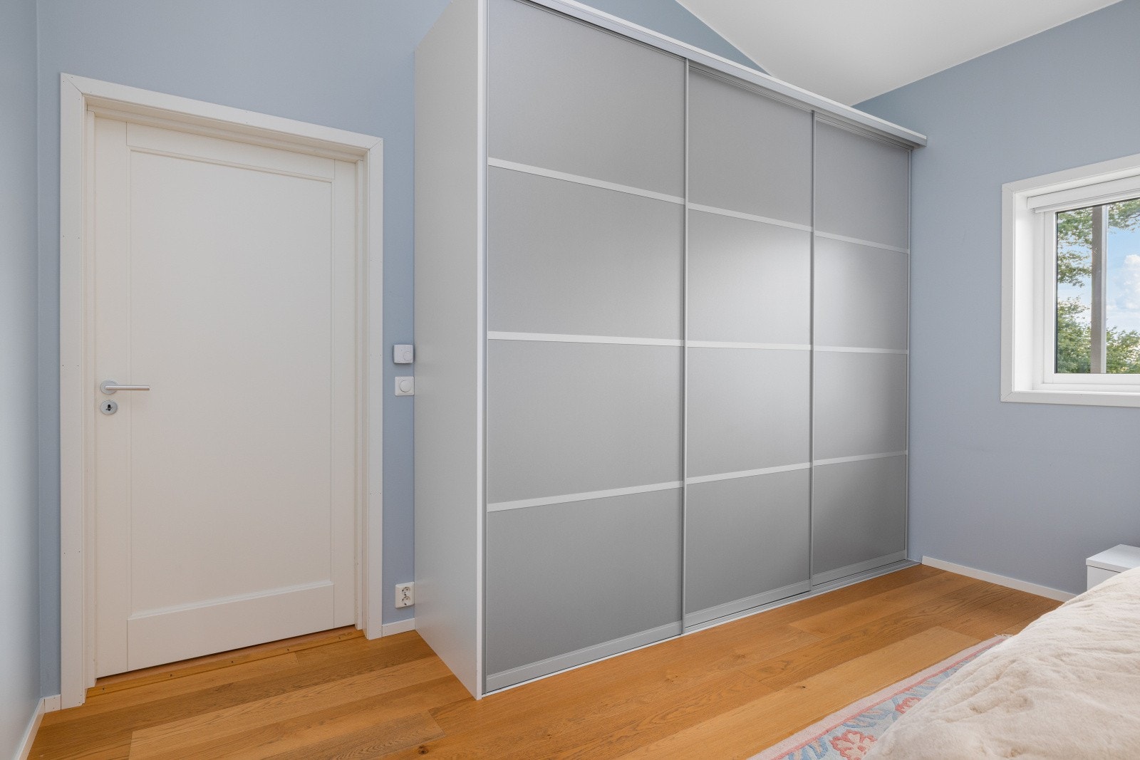 På soverommet er det god plass til stor dobbeltseng med tilhørende nattbord, samt kontorpult eller kommoder. Rikelig med oppbevaringsplass i stor skyvedørsgarderobe som medfølger i handelen. Galleribilde