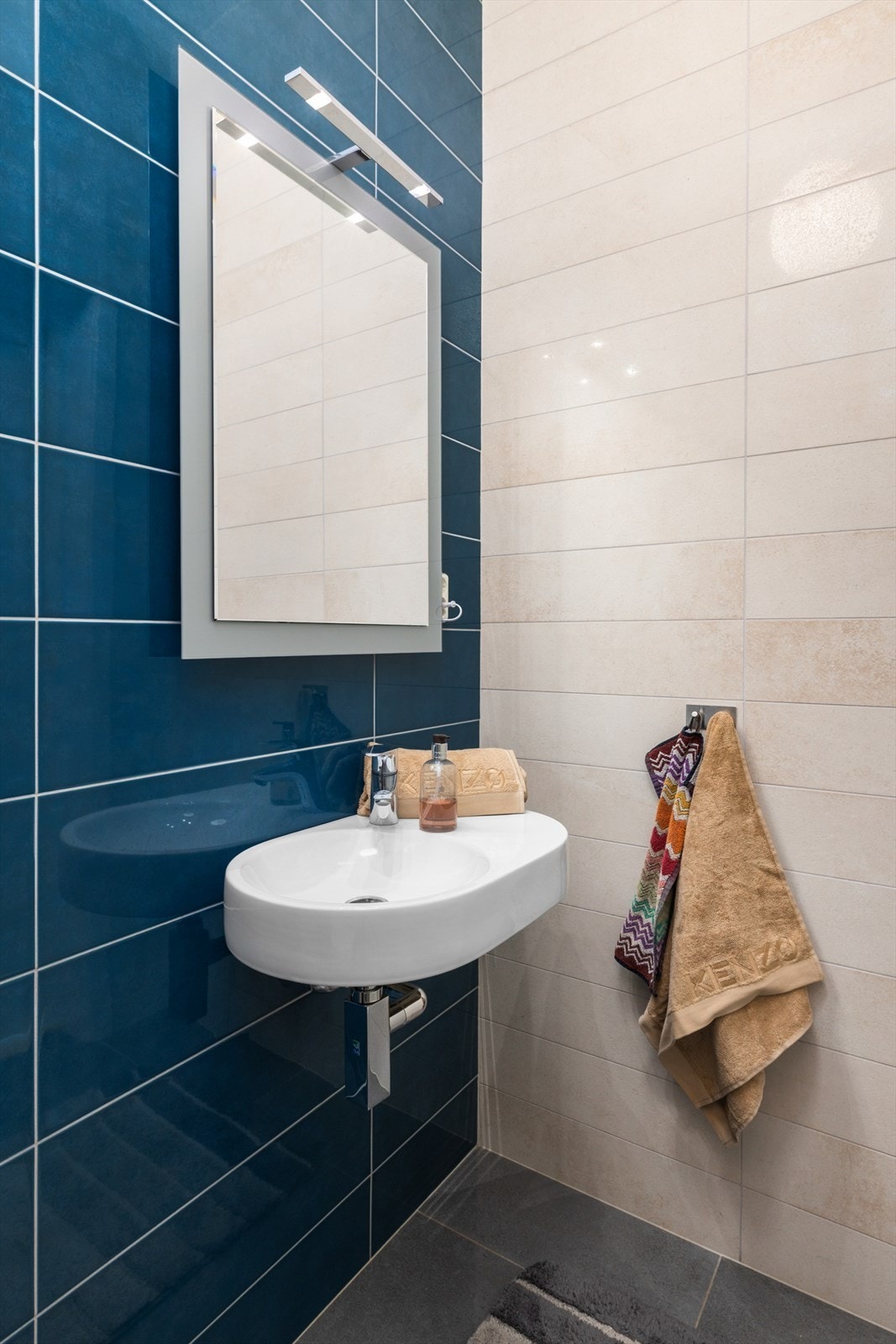 Fra entréen er det adkomst til et praktisk ekstra toalettrom - et naturlig gjestetoalett. Galleribilde