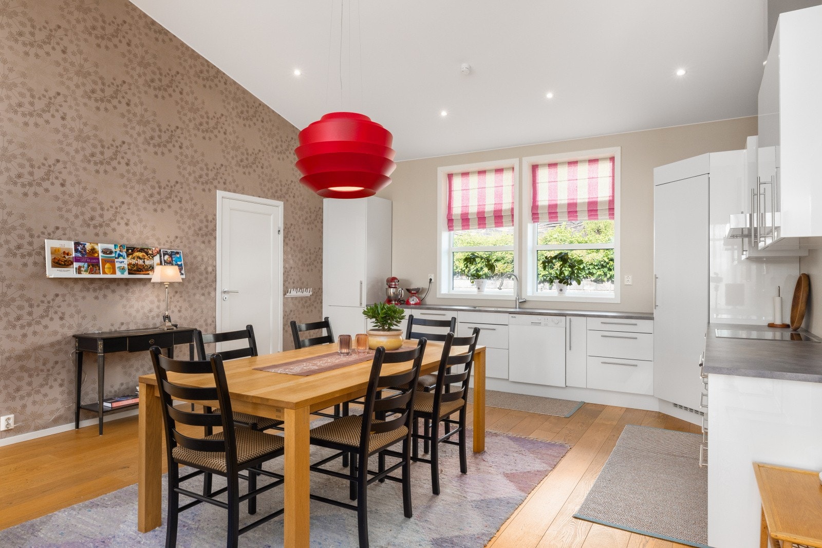 I tilknytning til kjøkkenet, er det god plass til et stort spisebord som blir et naturlig samlingspunkt. Her kan du enkelt invitere venner og familie på hyggelige selskap! Galleribilde