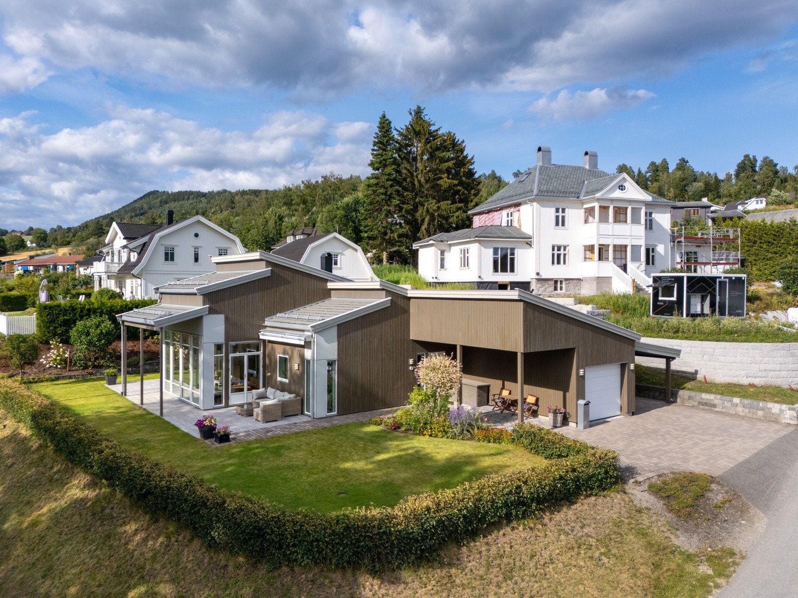 En spesialtegnet og unik enebolig fra 2011 med inntilbygget garasje, carport og bod. Galleribilde