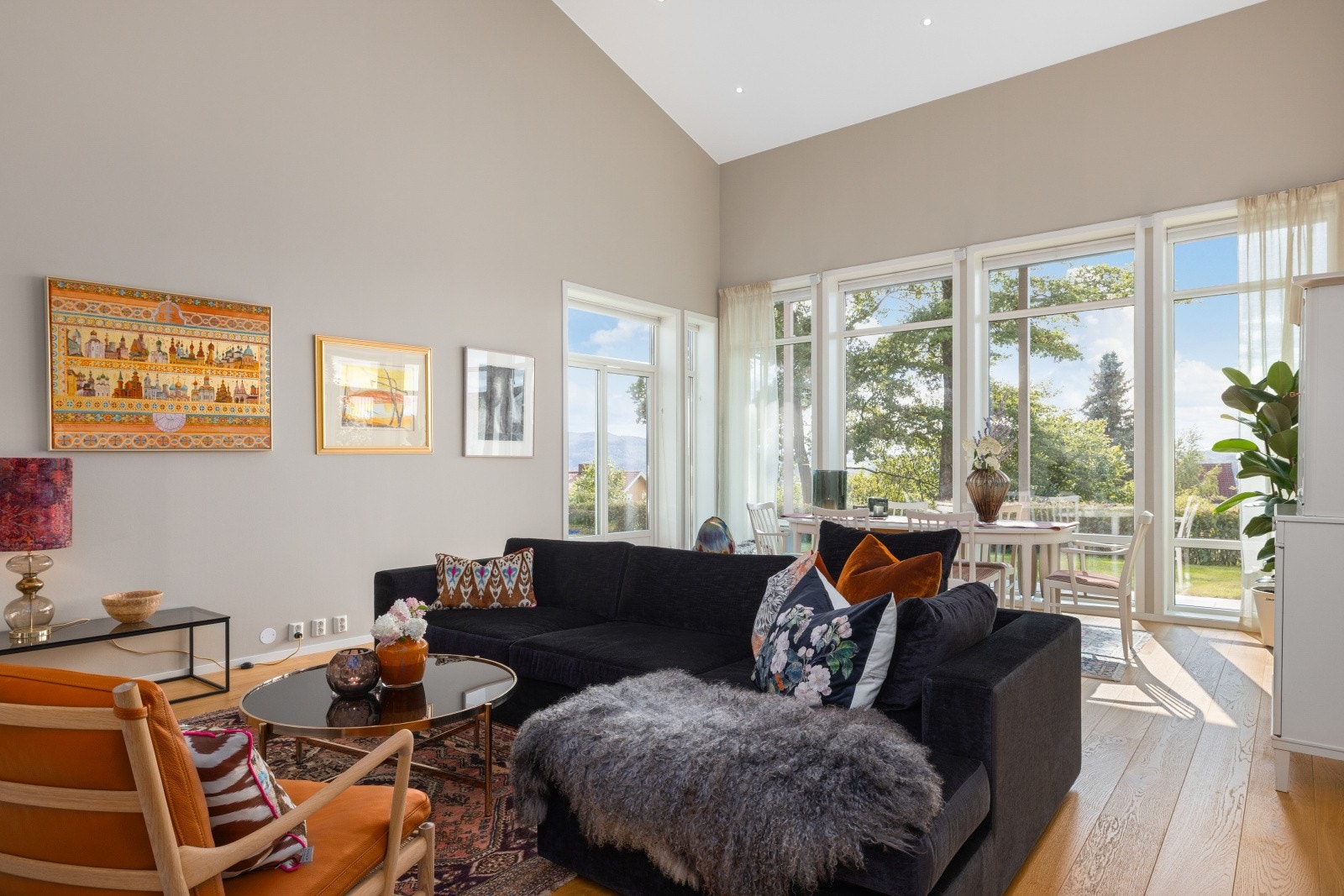 Midtpunktet i boligen er definitivt det fantastiske oppholdsrommet. Galleribilde