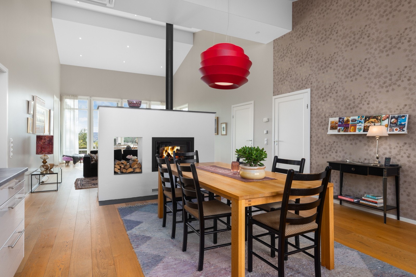 Gjennomtenkt planløsning med alt på én flate, 3 soverom, bad, ekstra toalett og eget vaskerom. Galleribilde