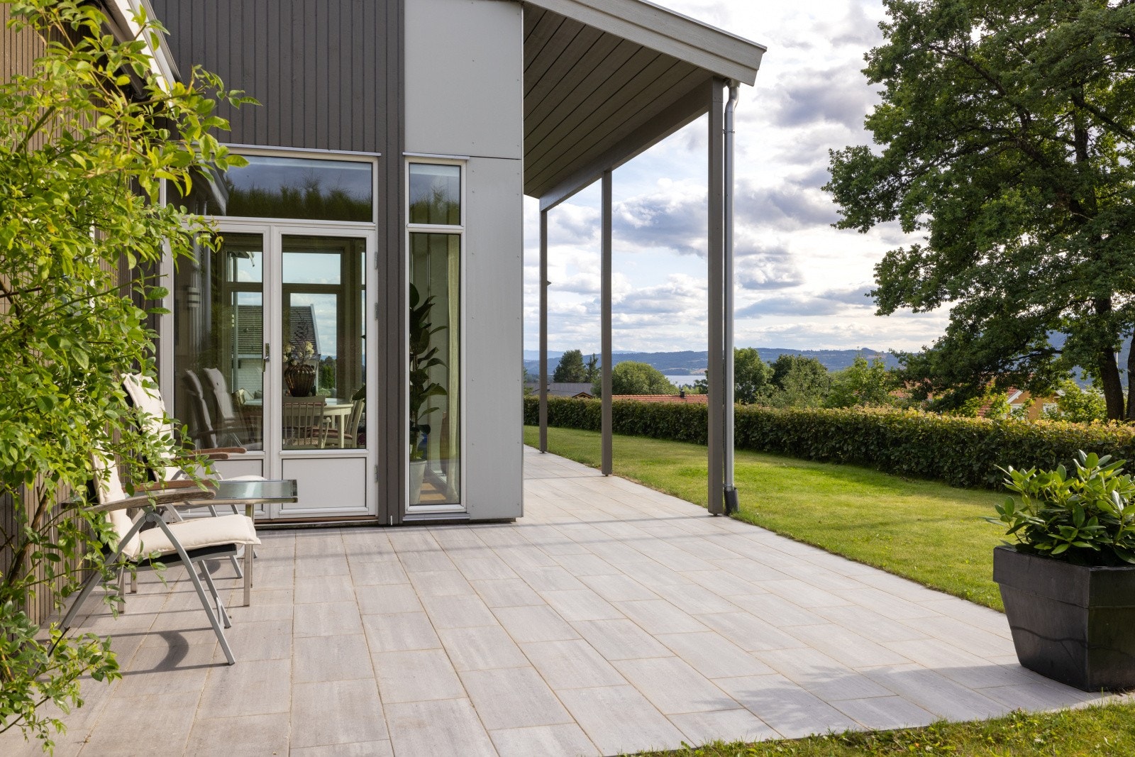 I den andre ende av stuen har du doble dører ut til den nordvestvendte delen av terrassen. Galleribilde