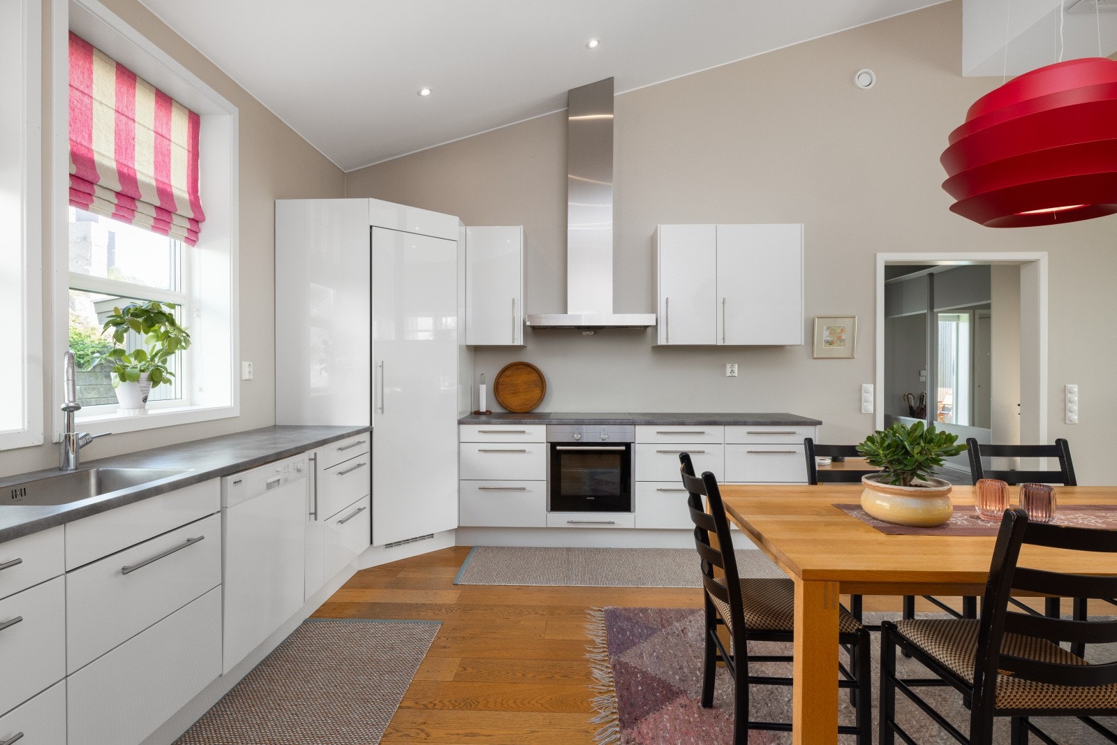 Kjøkkenet er utstyrt med medfølgende hvitevarer som nedfelt platetopp, avtrekksvifte, stekeovn, oppvaskmaskin, fryseskap og kjøleskap. Det er også montert komfyrvakt ved platetoppen. Galleribilde