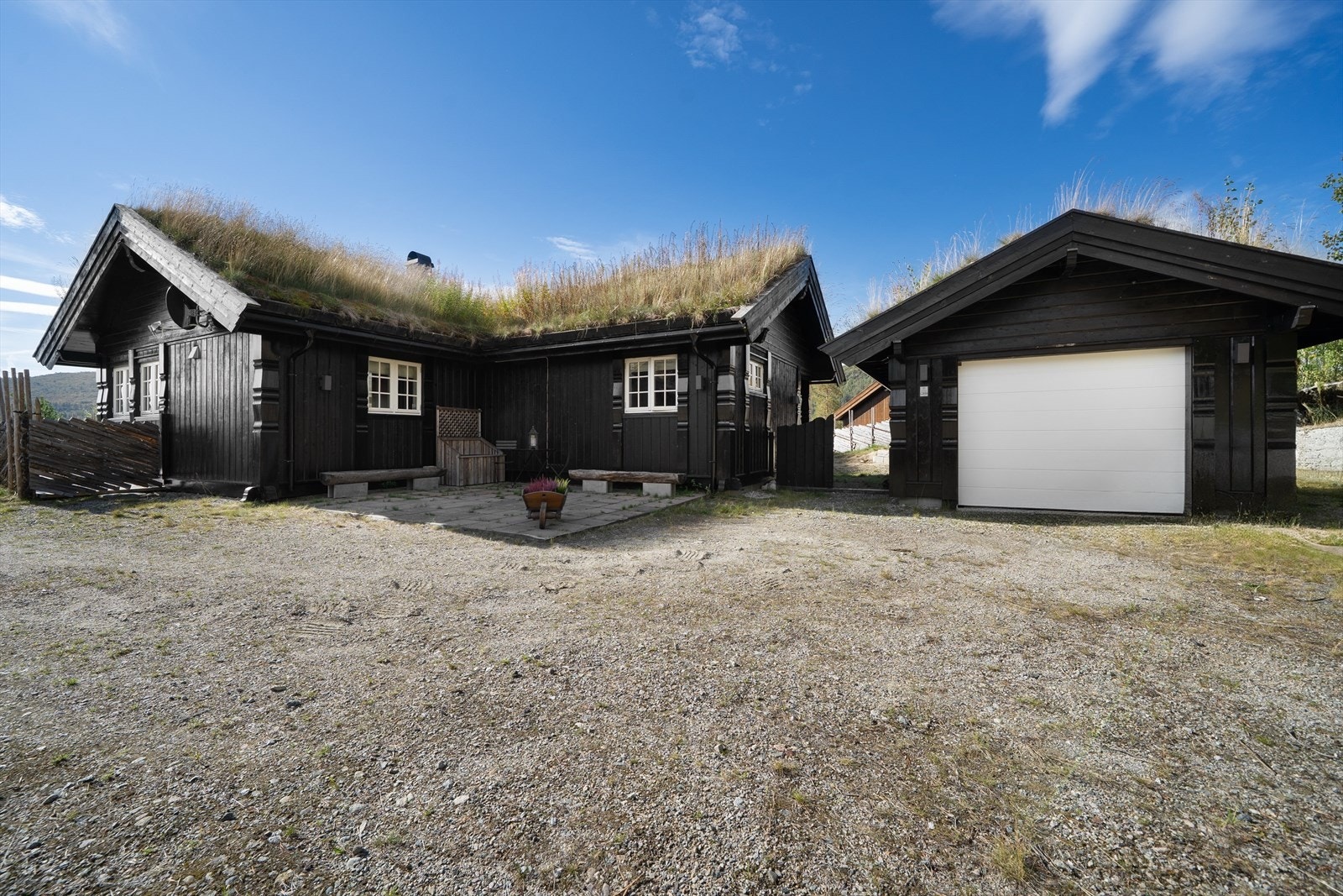 hytte med garasje.jpg Galleribilde