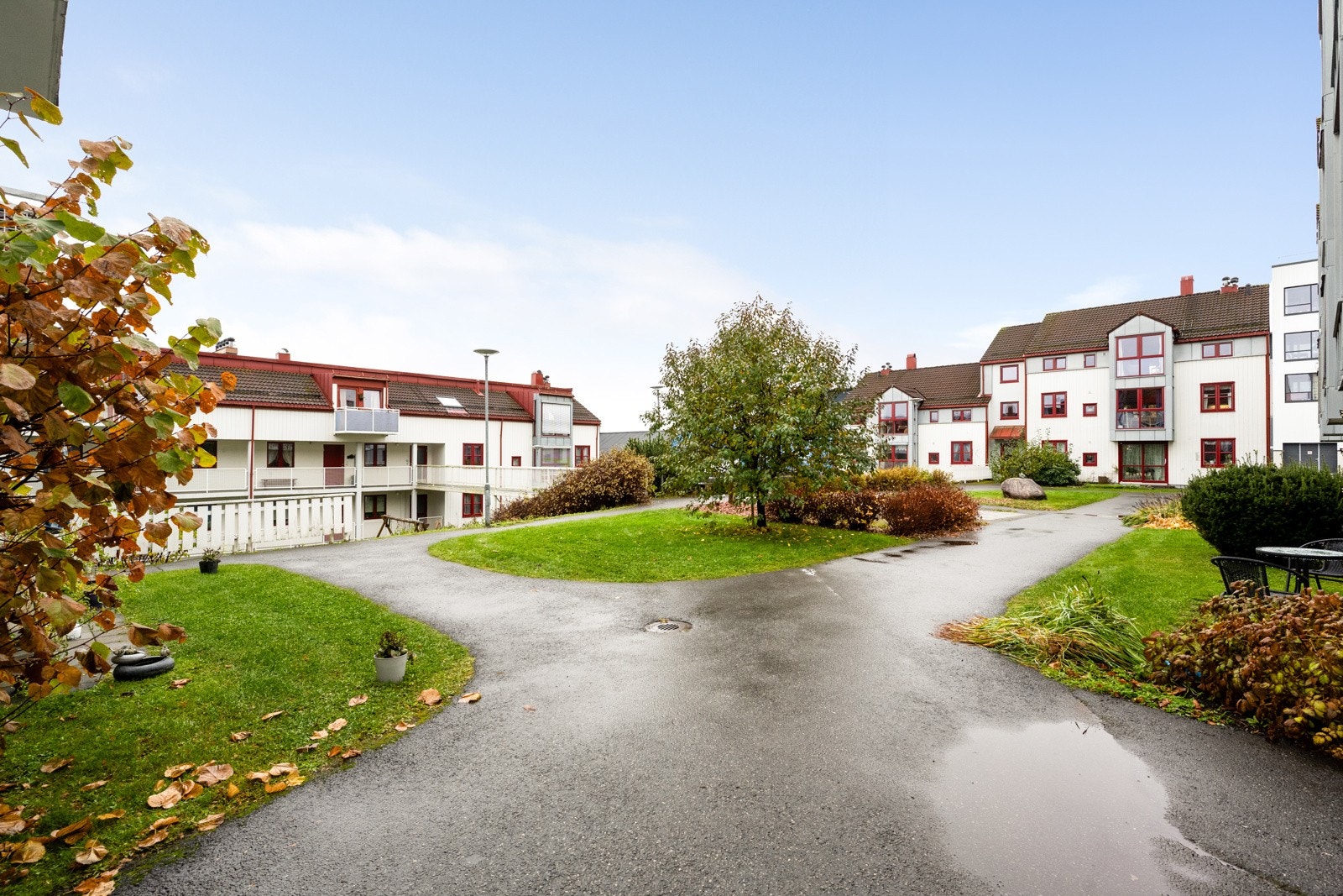 Felles bakgård gir ekstra rom for lek og sosiale sammenkomster. Galleribilde