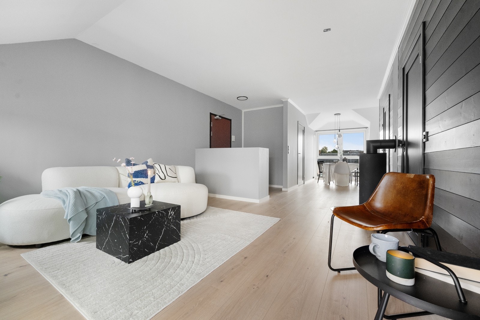 Leiligheten har en lys og luftig atmosfære. Galleribilde